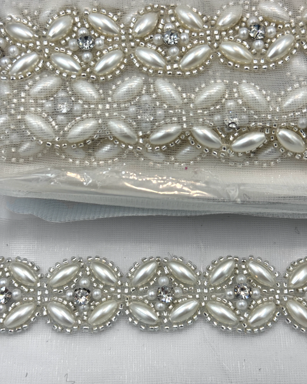 Pasmanterie argintie cu perle si margele 4cm
