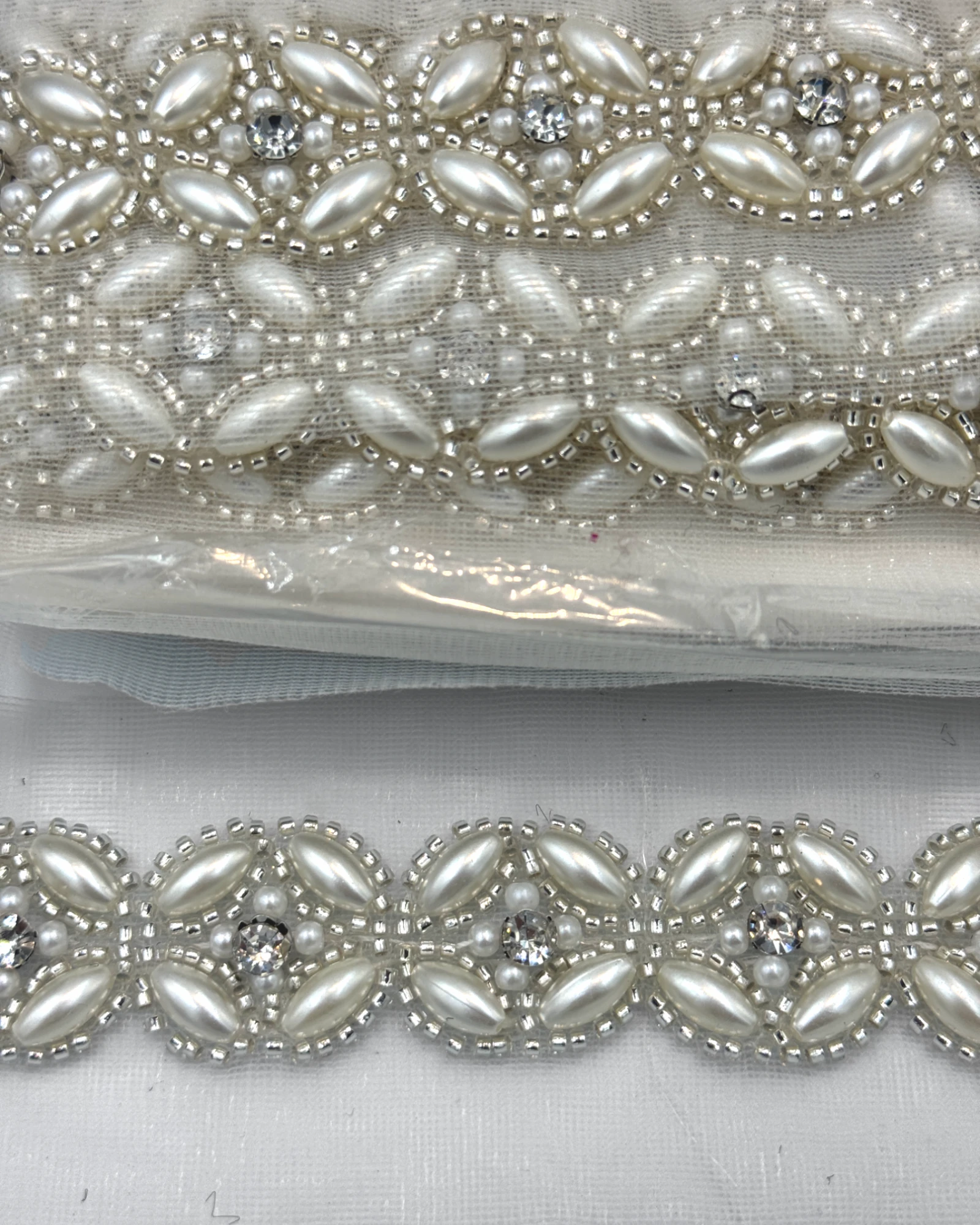 Pasmanterie argintie cu perle si margele 4cm