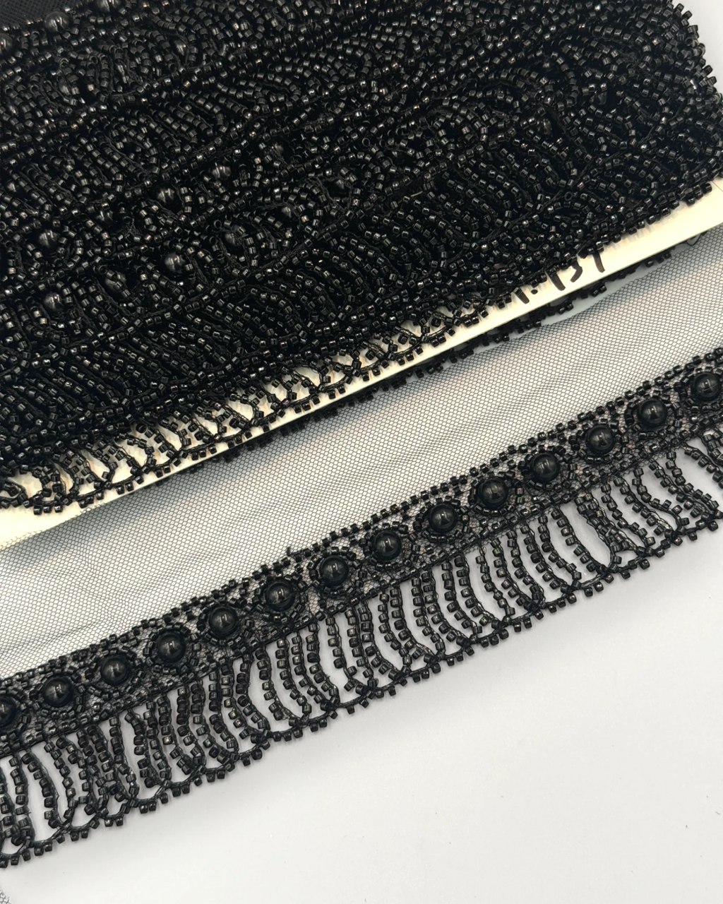 Pasmanterie neagra, franjuri si margele 4cm