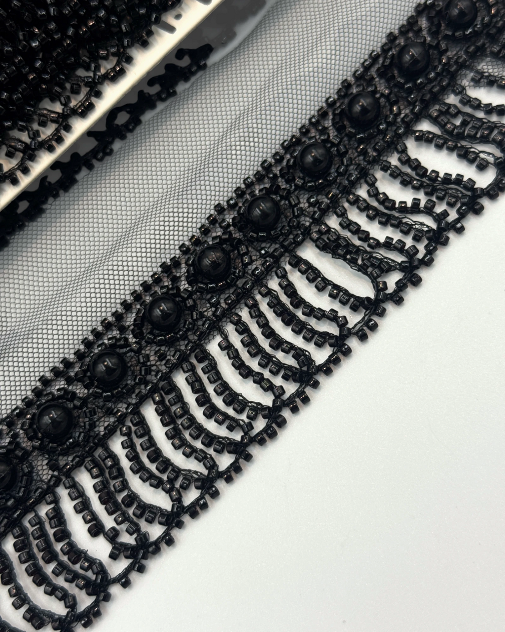 Pasmanterie neagra, franjuri si margele 4cm