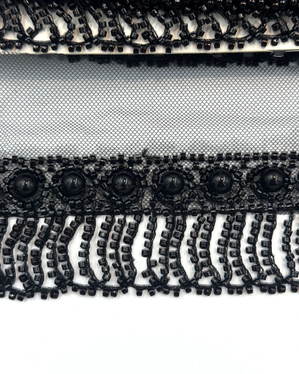 Pasmanterie neagra, franjuri si margele 4cm