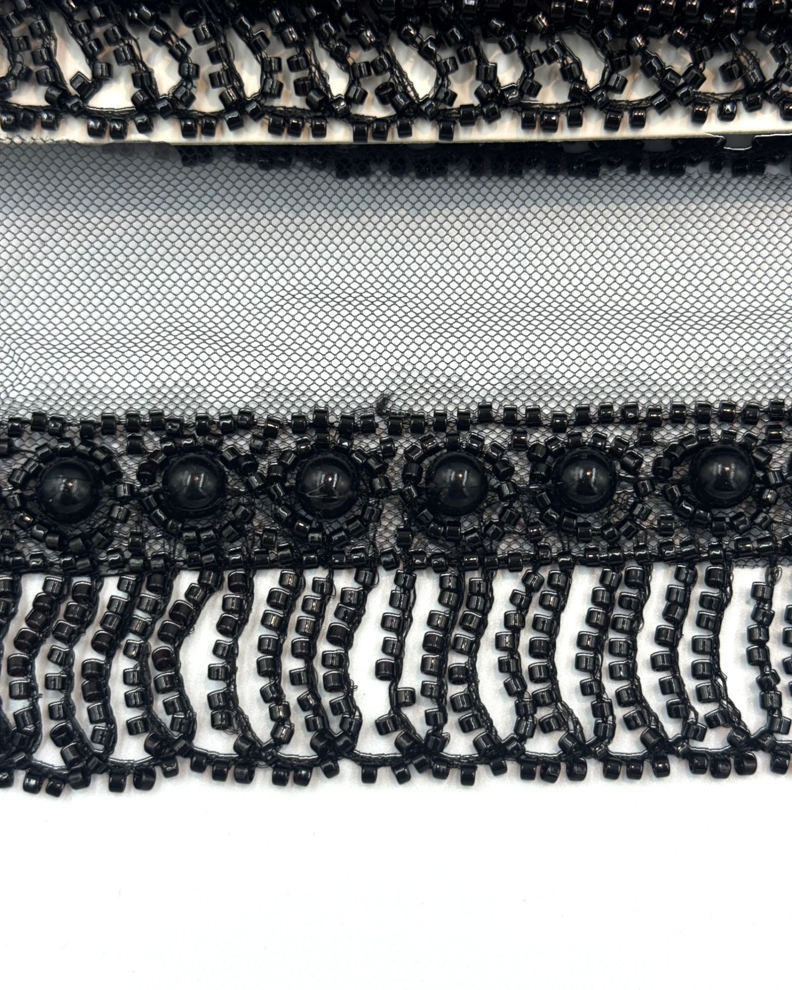 Pasmanterie neagra, franjuri si margele 4cm