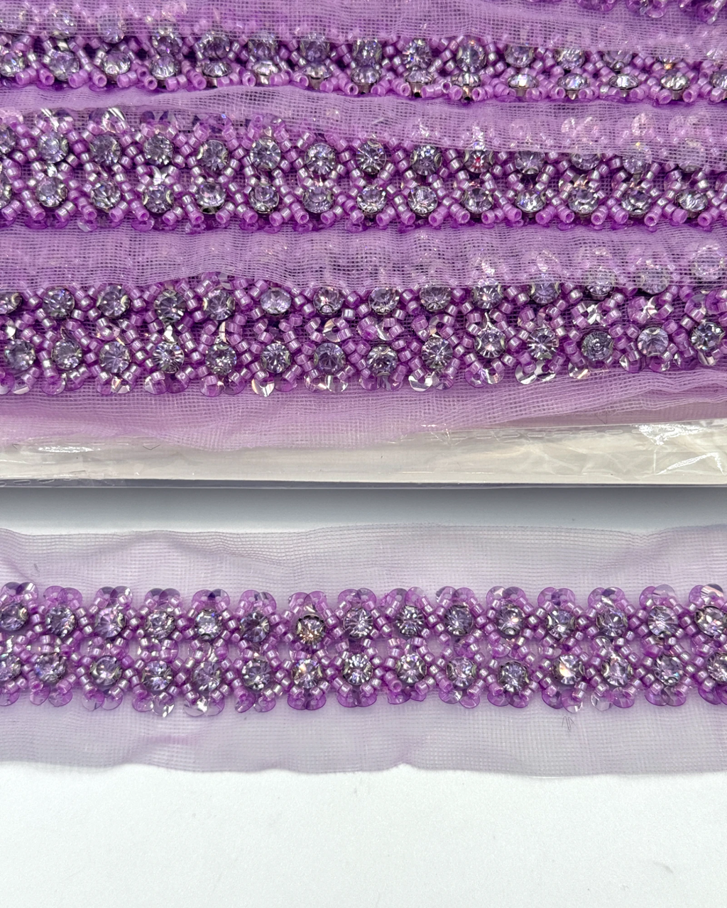 Pasmanterie lila cu strasuri si margele 4cm