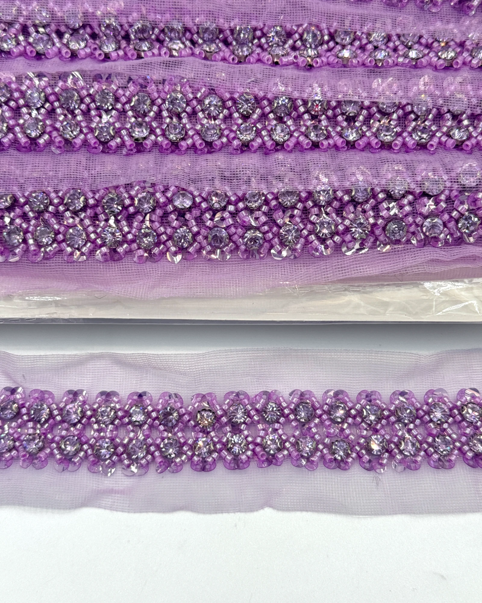 Pasmanterie lila cu strasuri si margele 4cm
