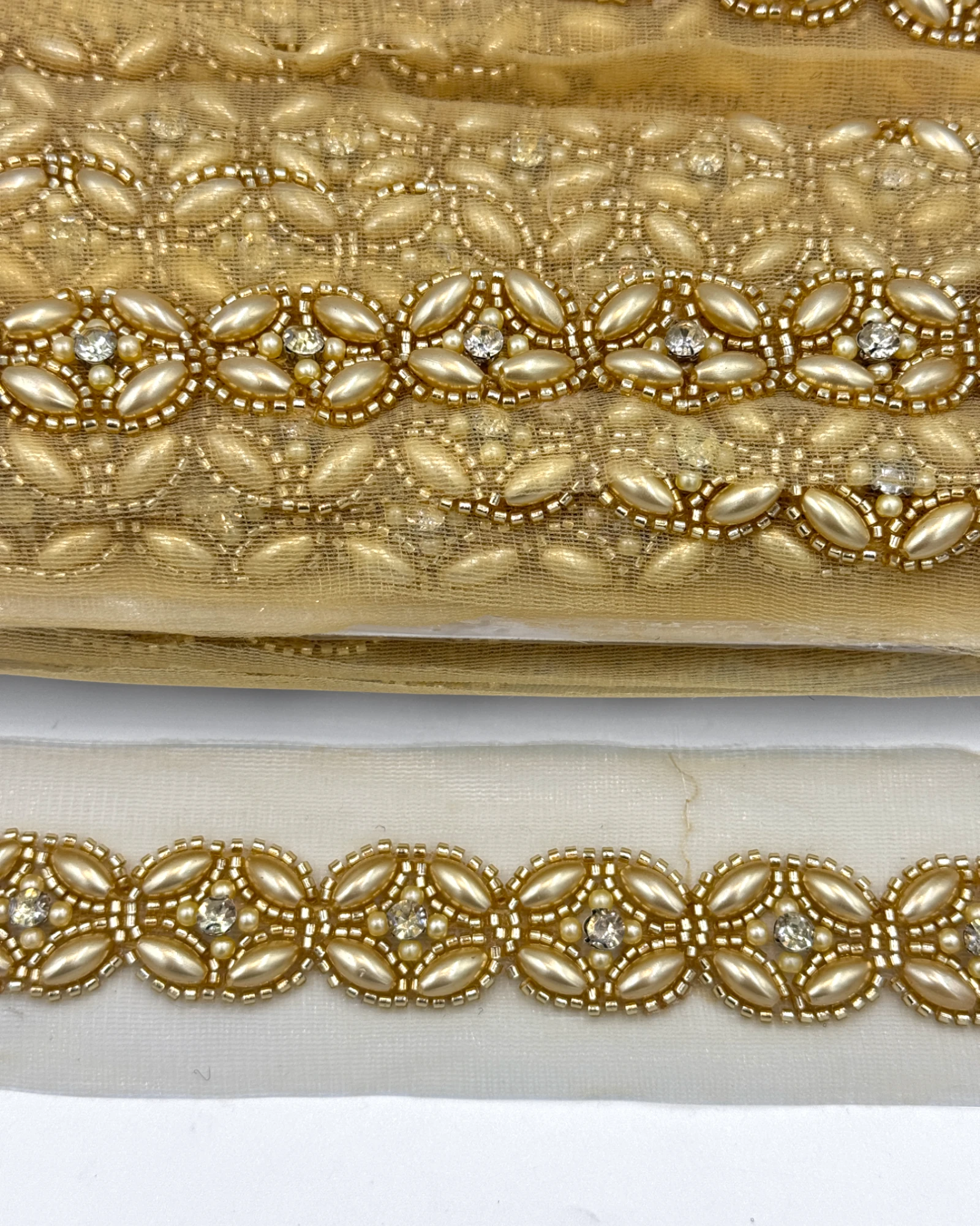 Pasmanterie aurie cu perle si margele 4cm