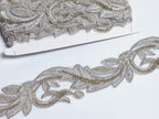 Pasmanterie de ocazie, model floral, cu margele cilindrice cusute, 5cm, argintiu