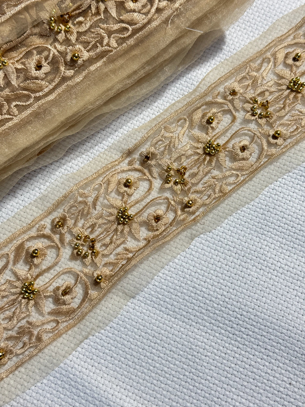Pasmanterie broderie aurie pe tull 5cm