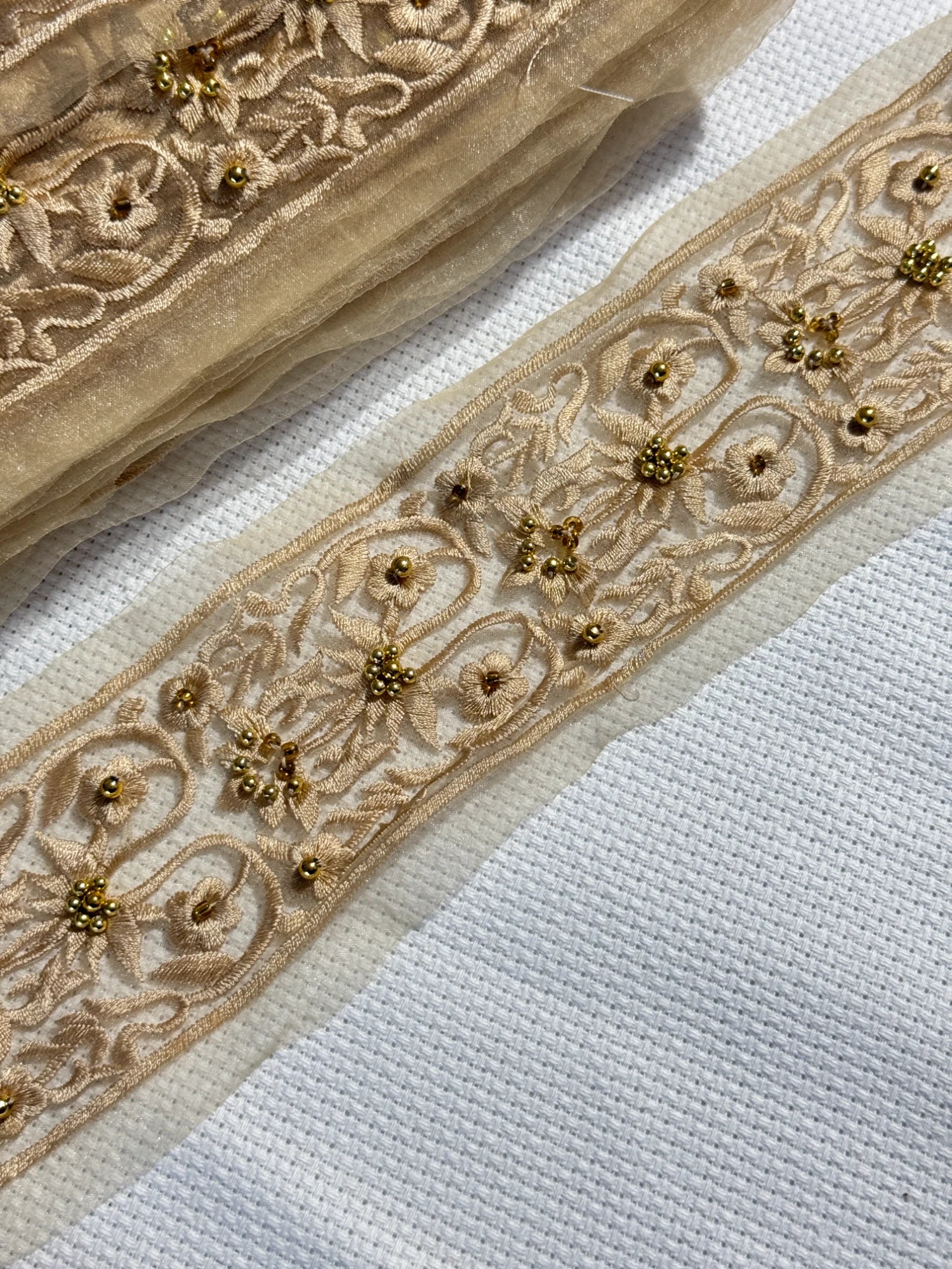 Pasmanterie broderie aurie pe tull 5cm