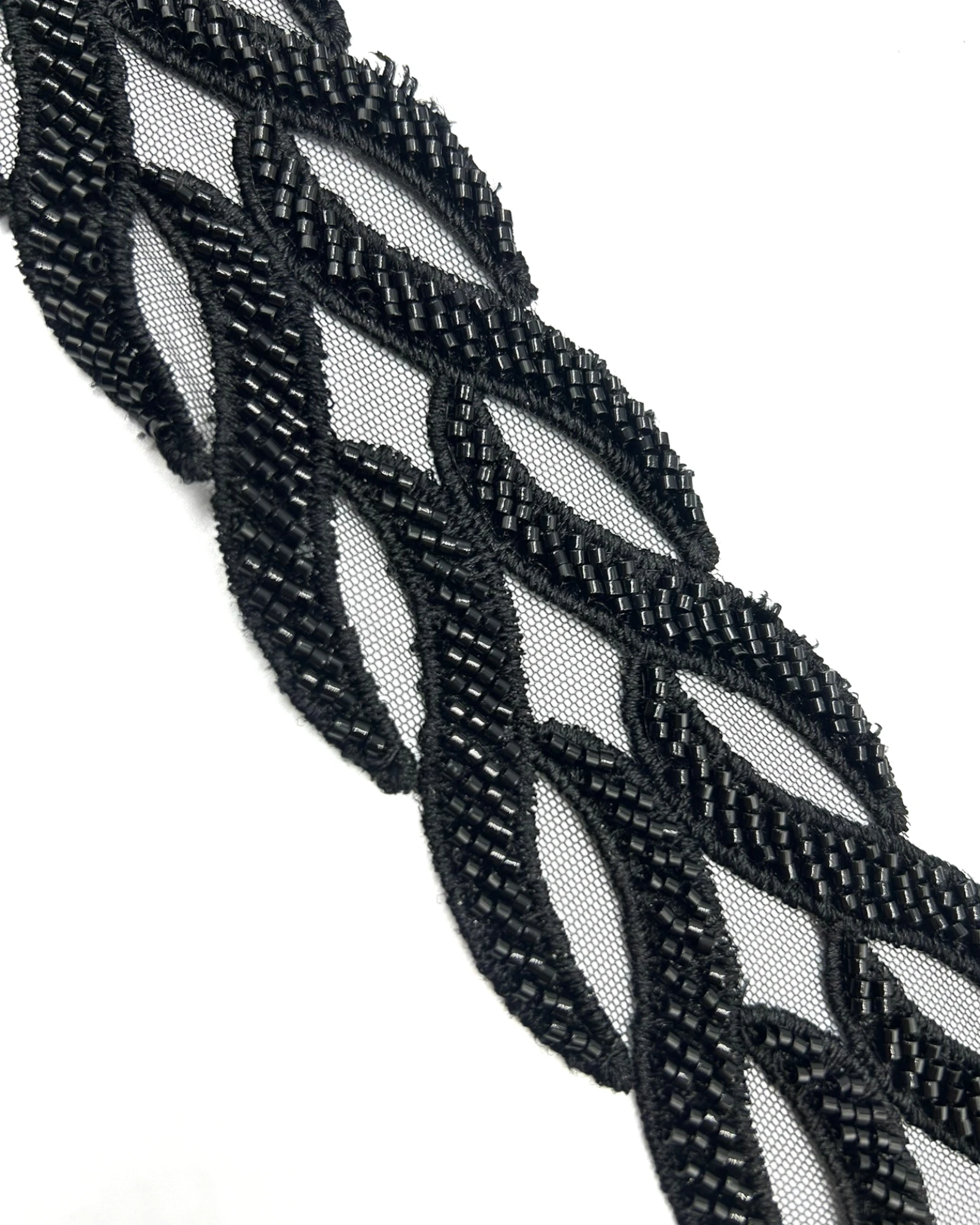 Pasmanterie frunze pe tull cu margele cusute 6cm Negru