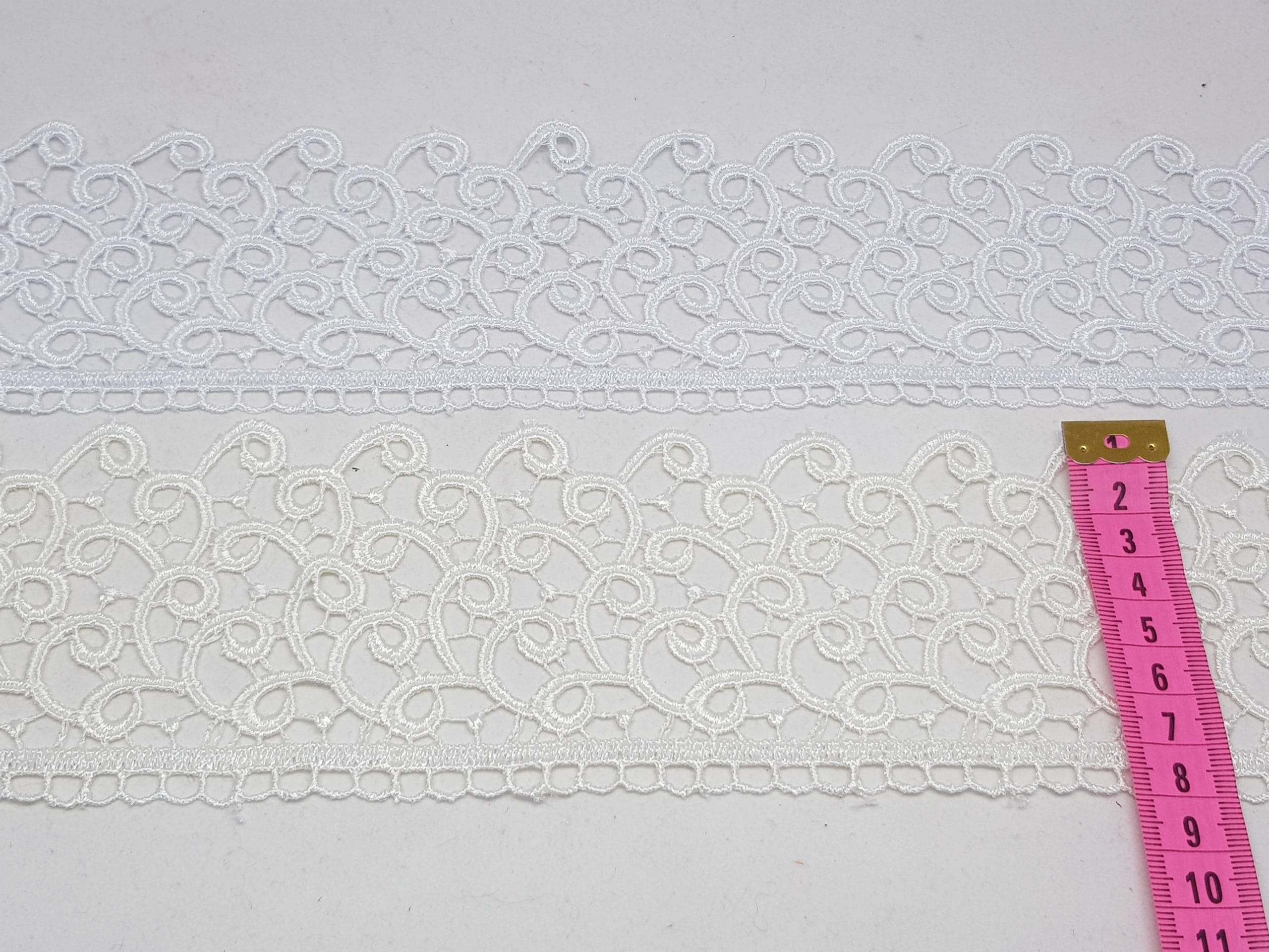 Broderie alba si crem din fir de matase