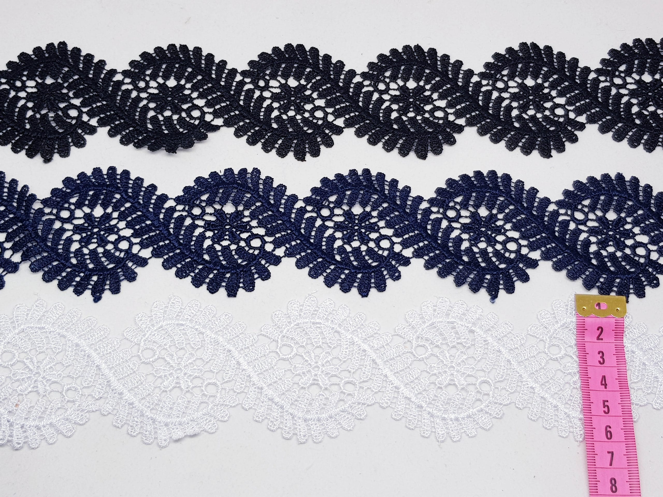 Broderie alba, bleumarin si neagra din fir de matase