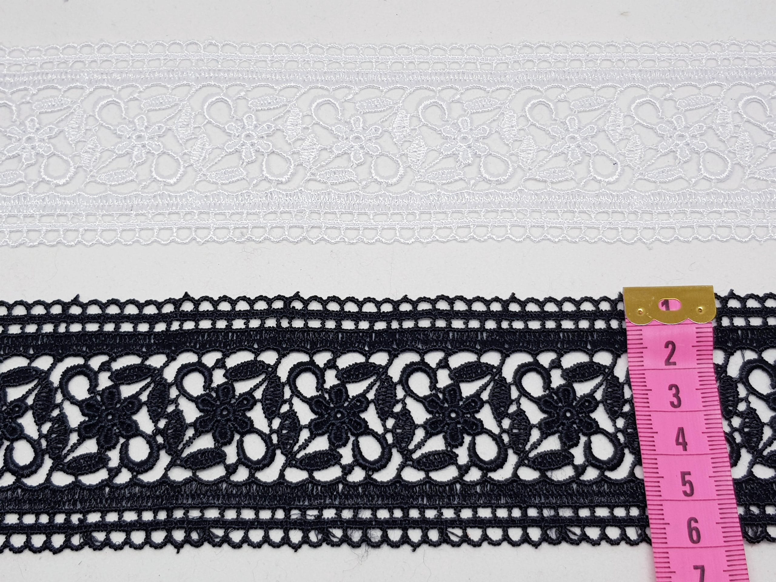 Broderie alba si neagra din fir de matase