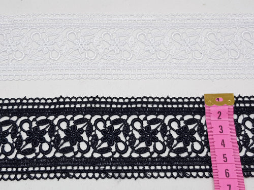 Broderie alba si neagra din fir de matase