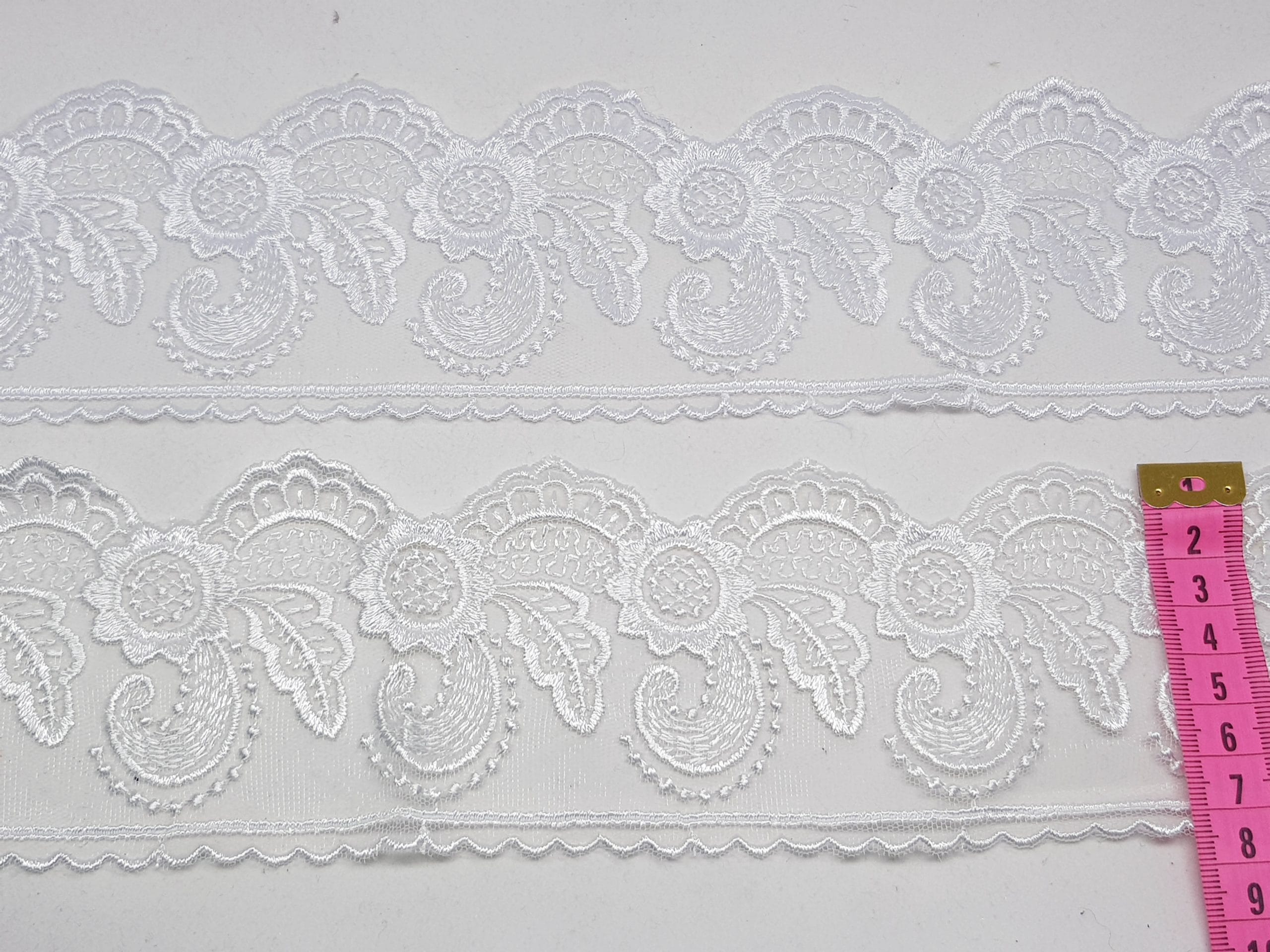Broderie alba si crem pe suport de tul