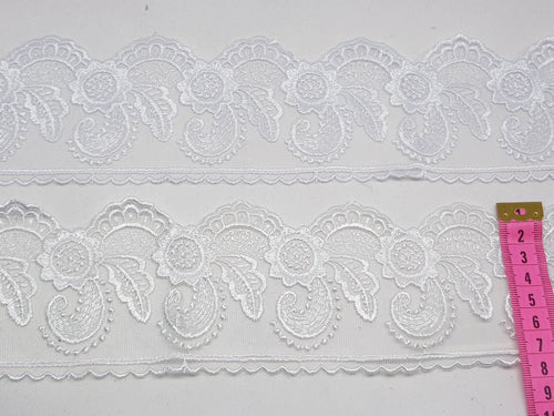 Broderie alba si crem pe suport de tul
