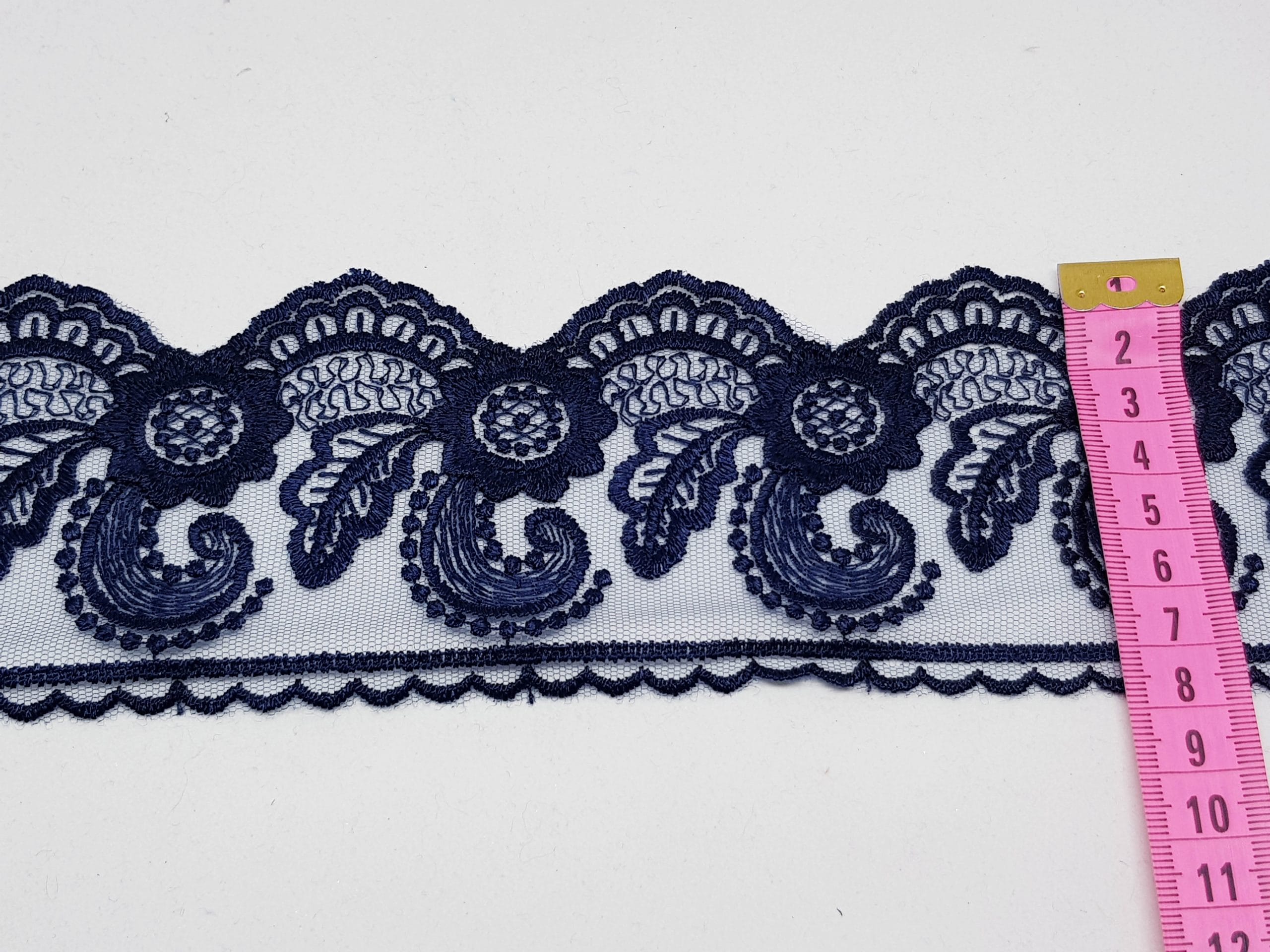 Broderie bleumarin pe suport de tul