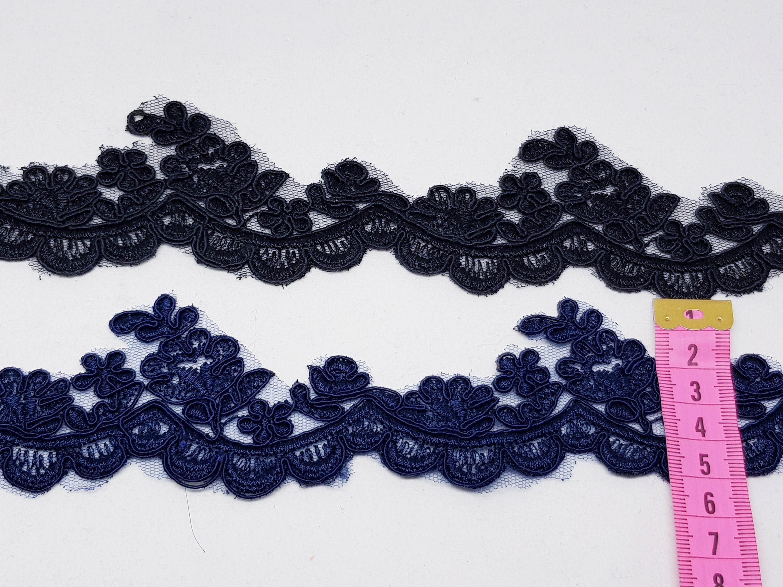 Broderie negru si bleumarin pe suport de tul