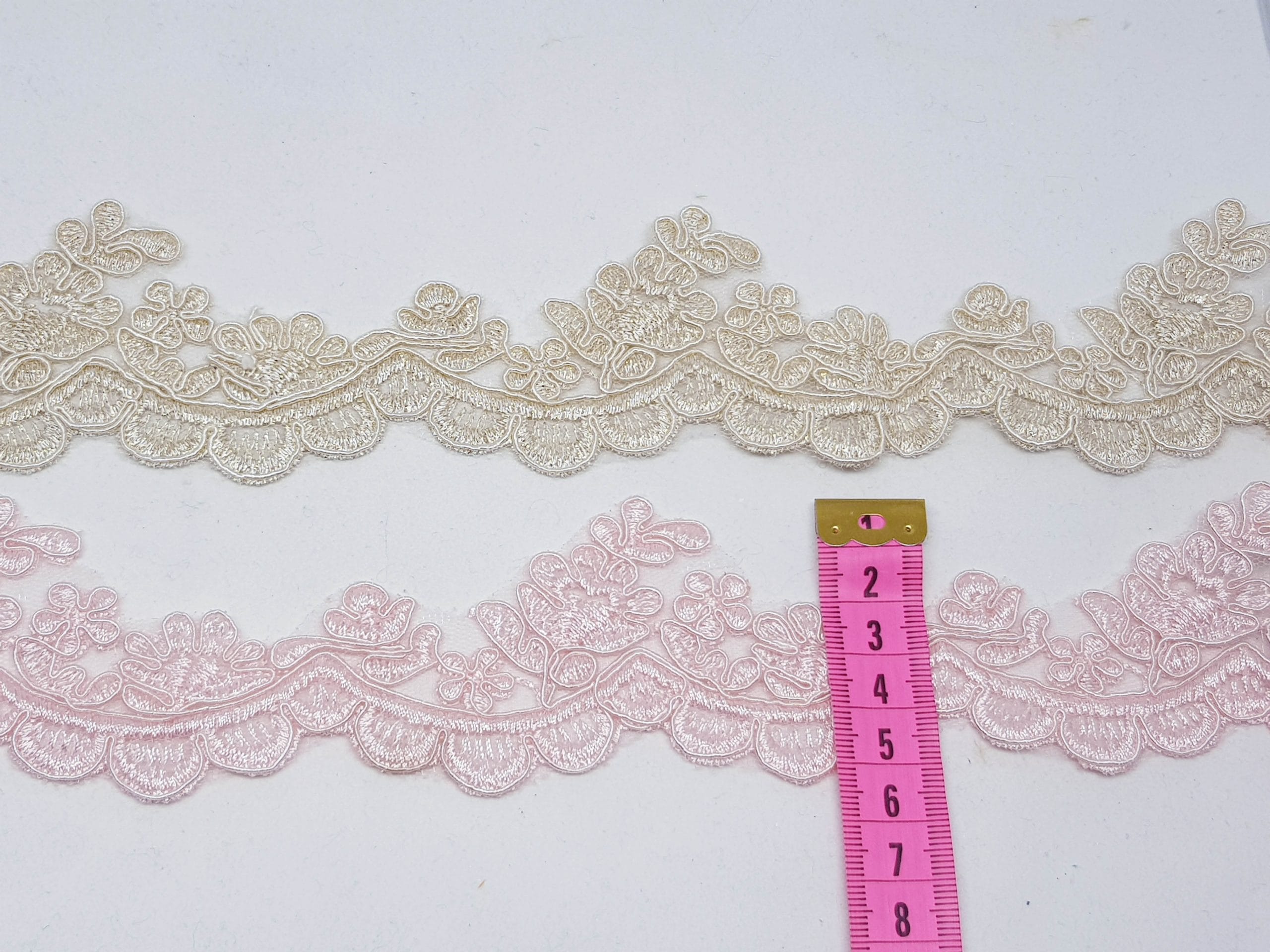 Broderie bej si roz pe suport de tul