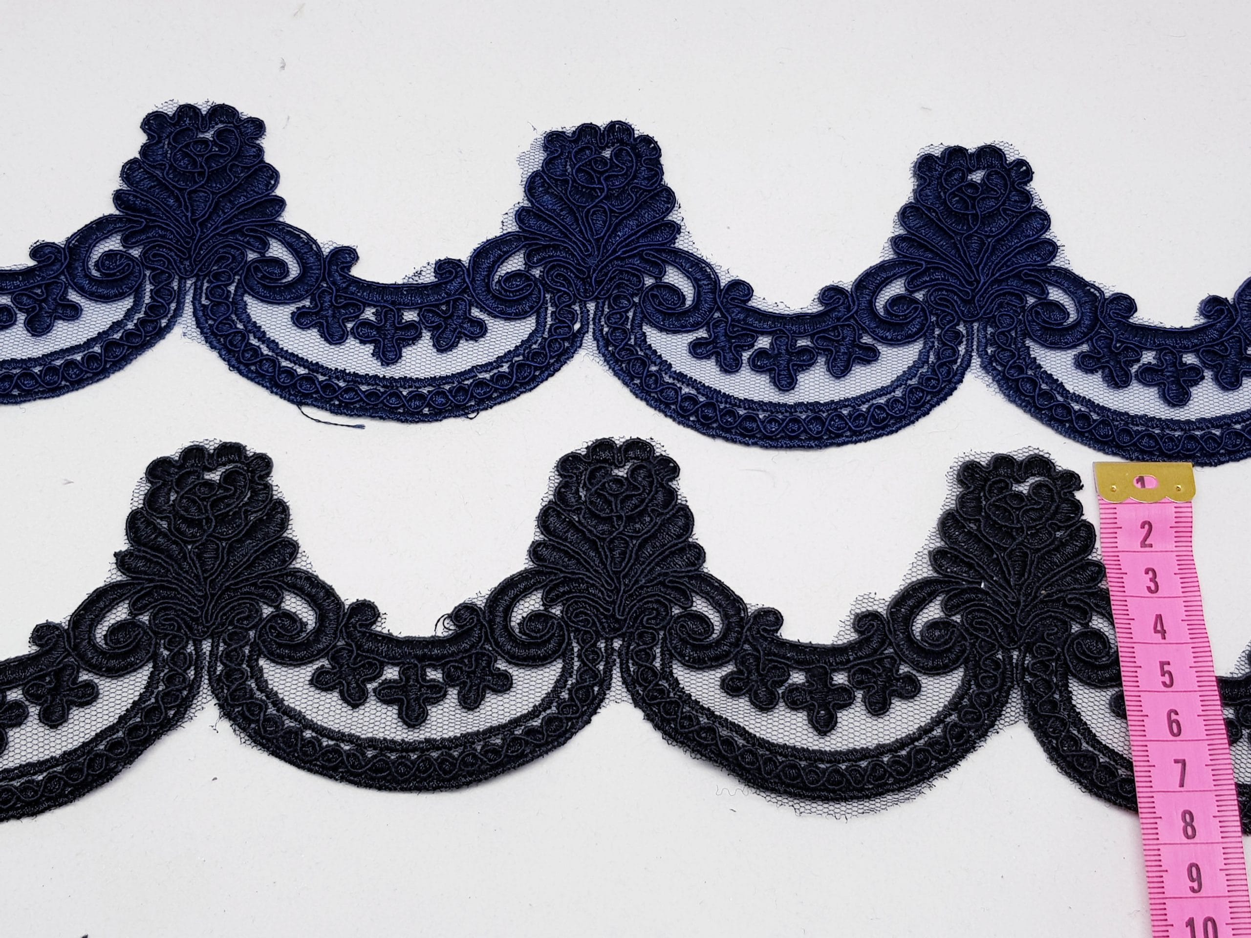 Broderie bleumarin si neagra pe suport de tul