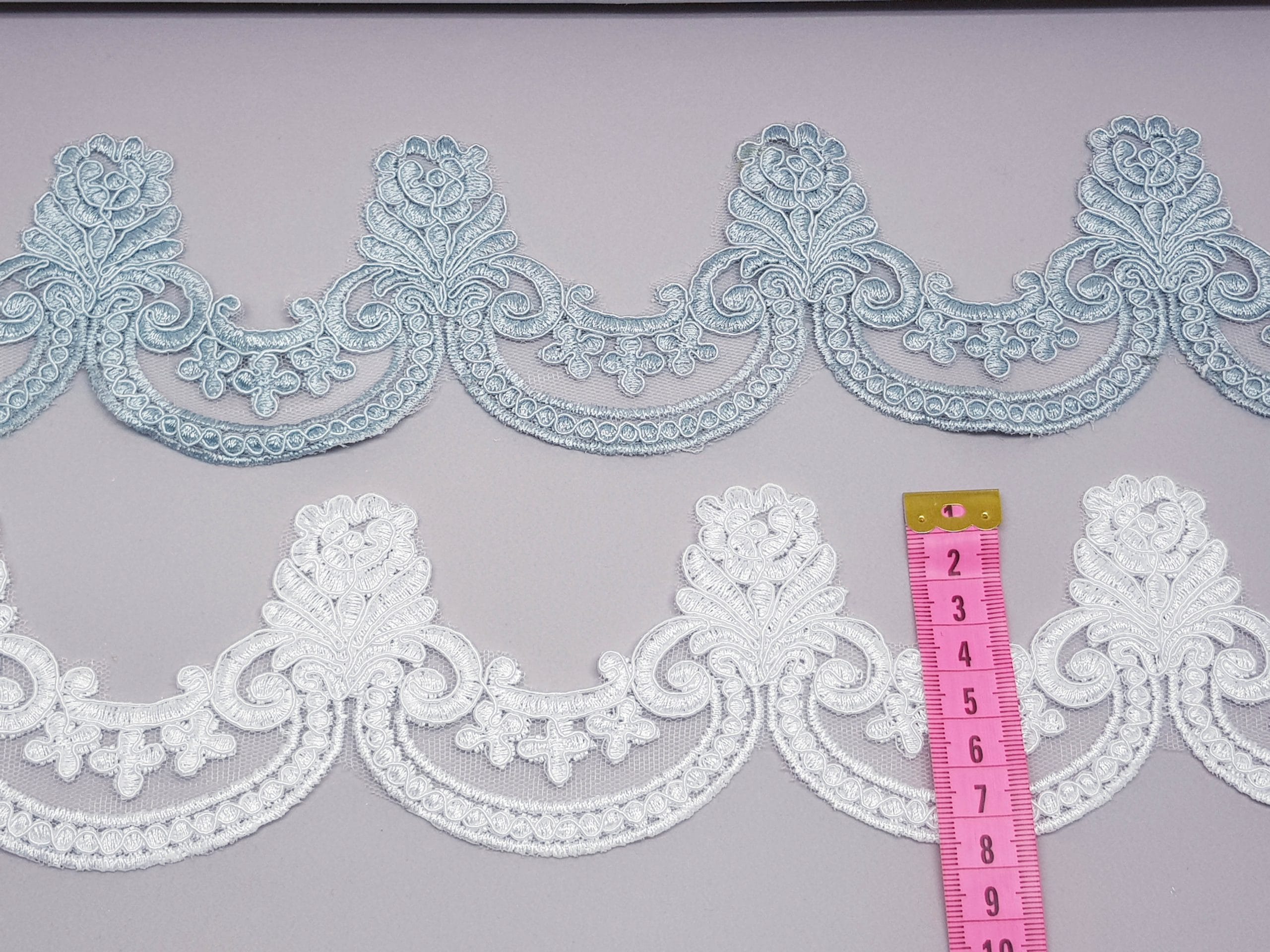 Broderie GRI si alb pe suport de tul