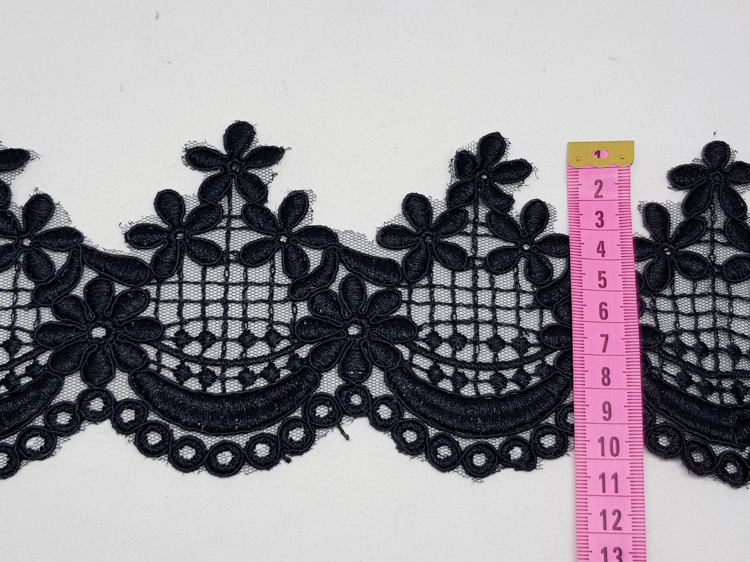 Broderie neagra pe suport de tul