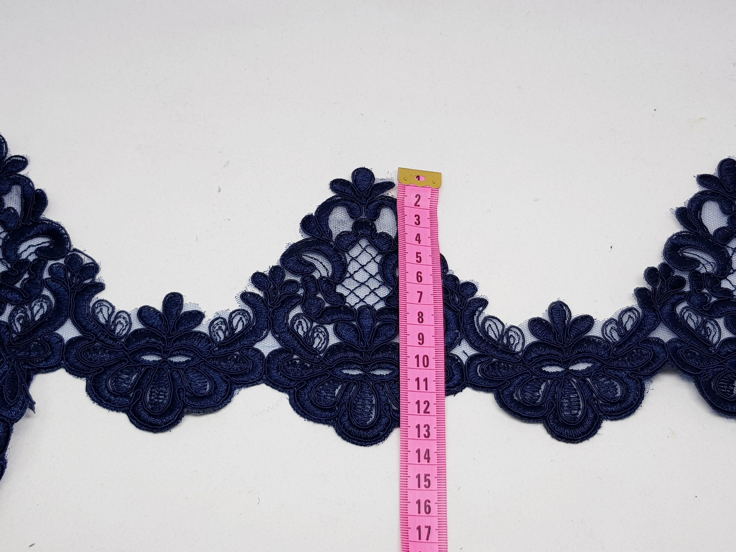 Broderie bleumarin pe suport de tul