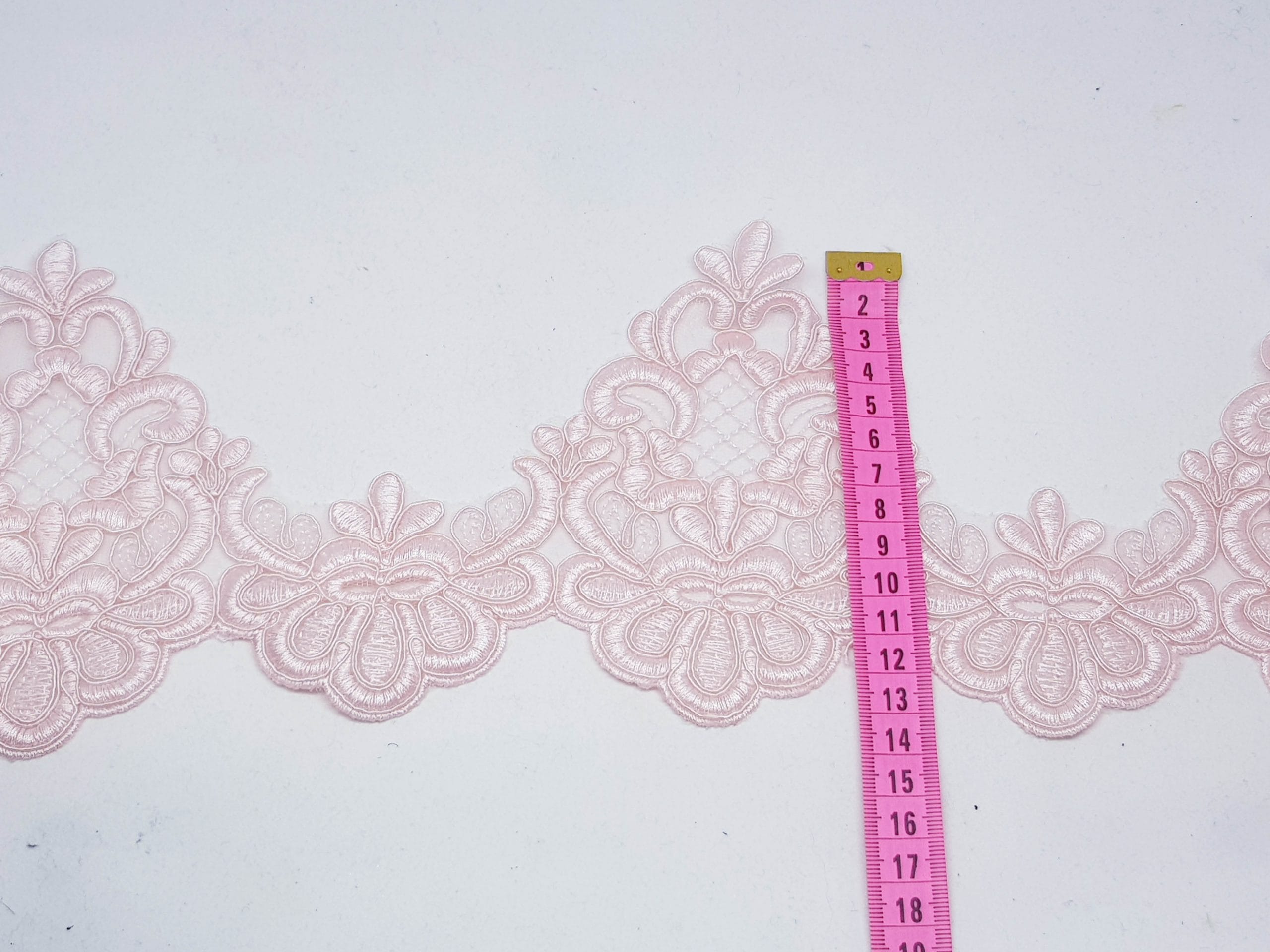 Broderie roz pe suport de tul