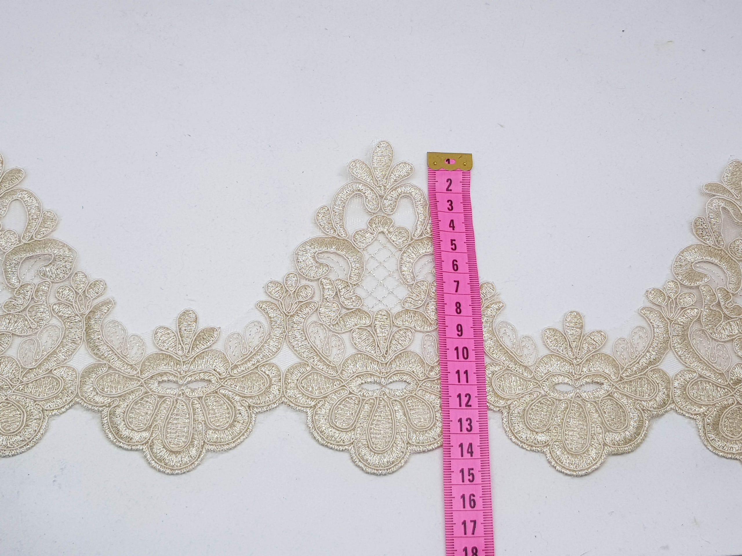 Broderie bej pe suport de tul