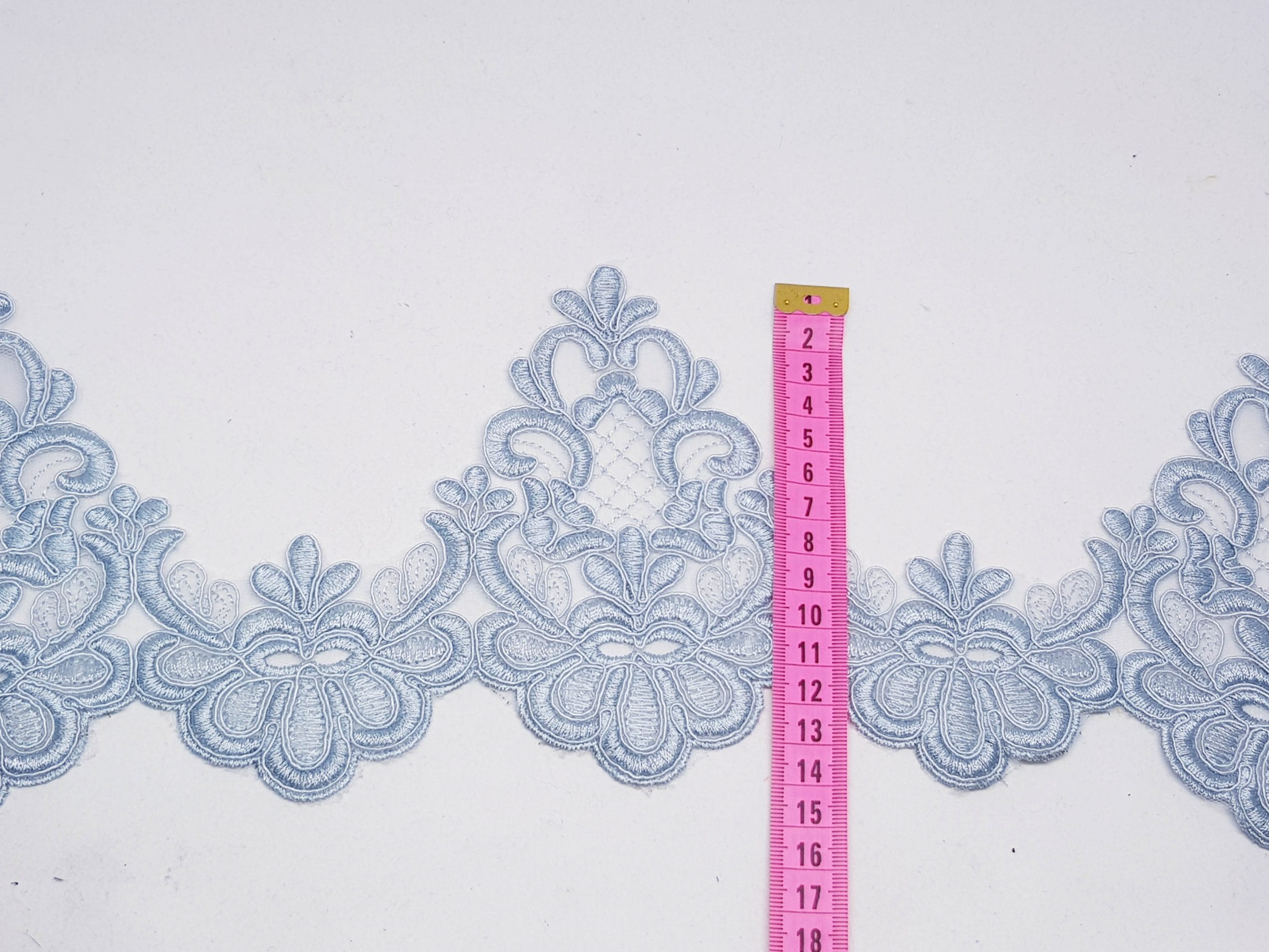 Broderie bleu pe suport de tul