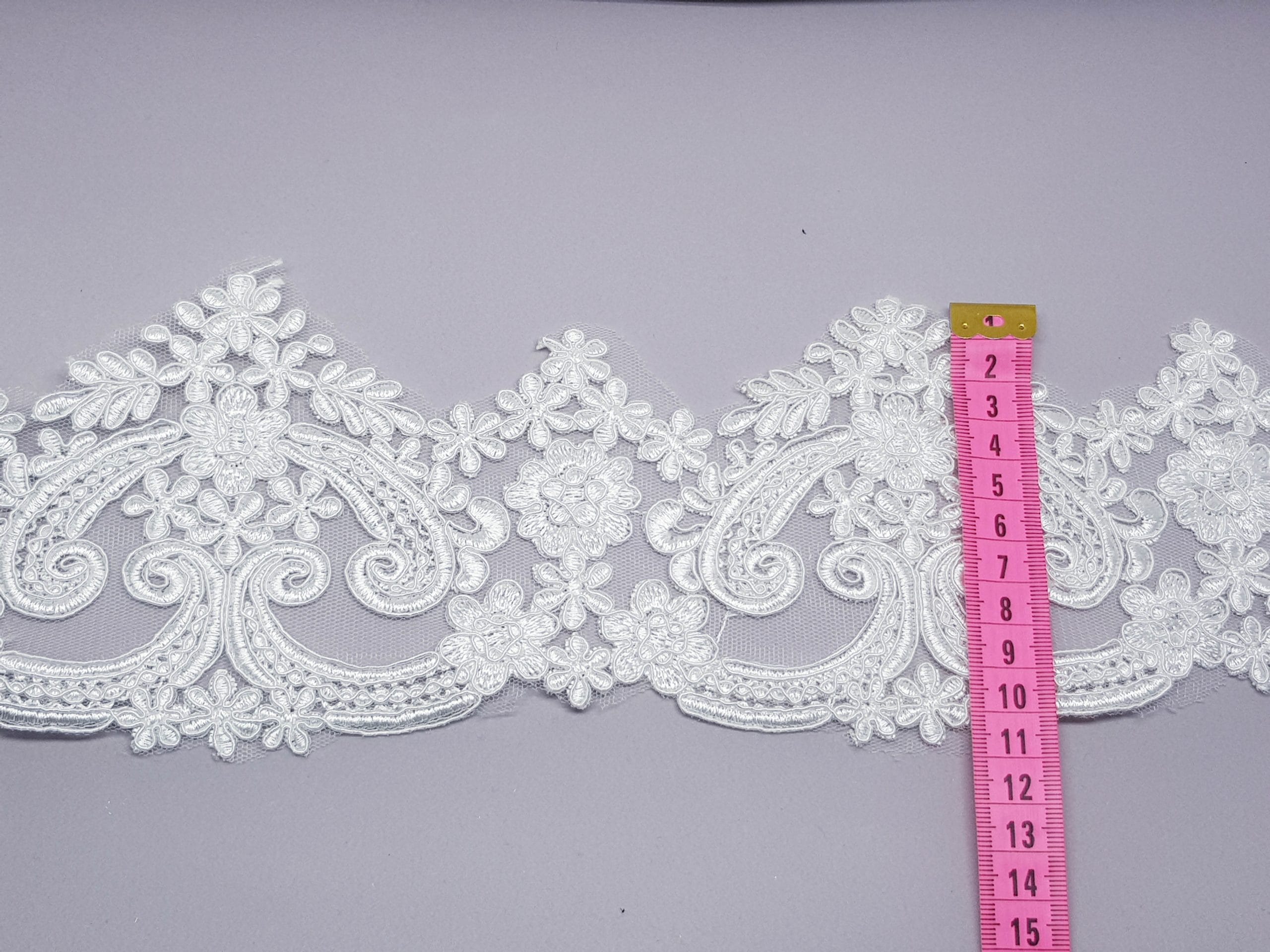 Broderie crem pe suport de tul