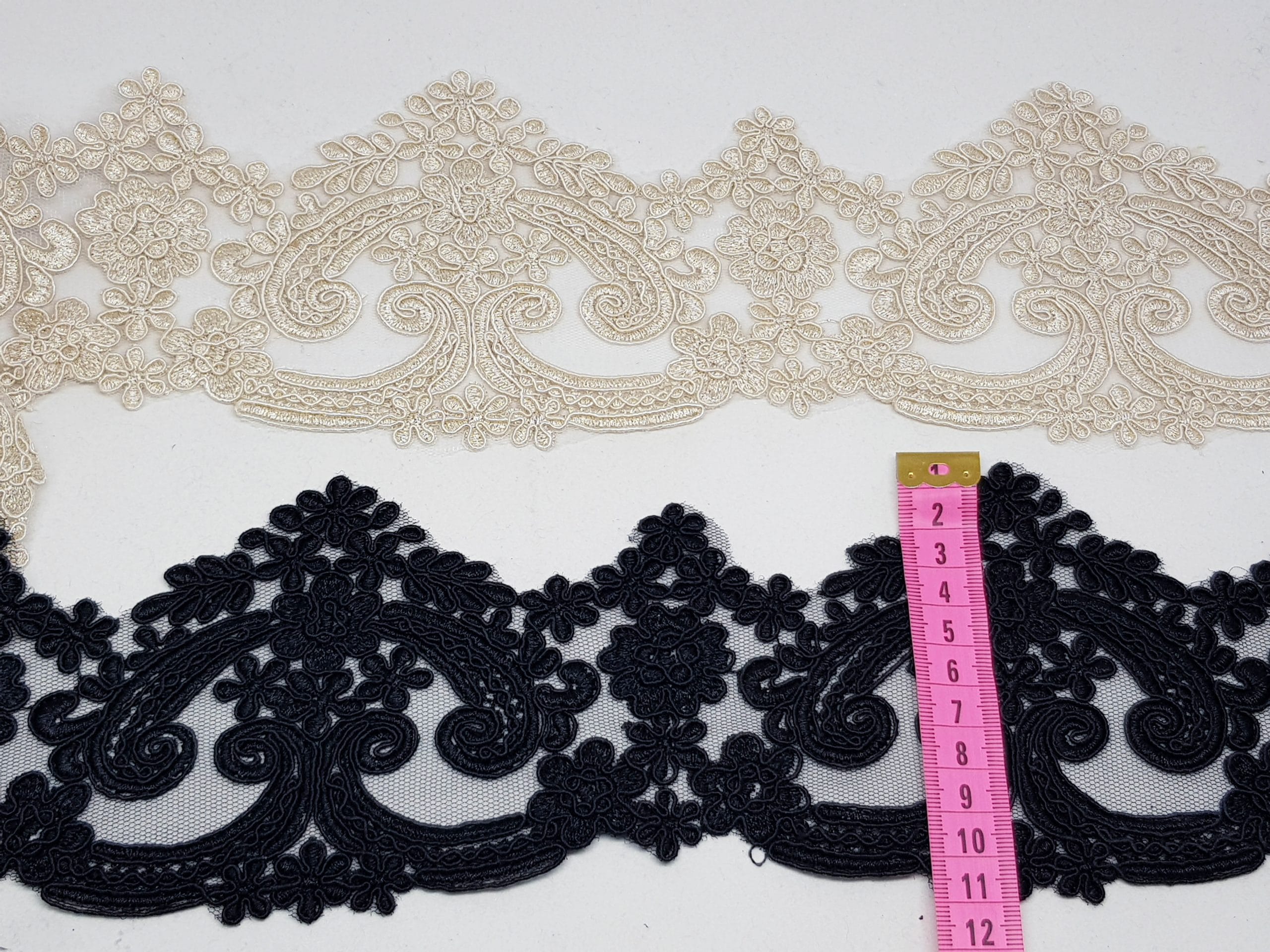 Broderie bej si negru pe suport de tul