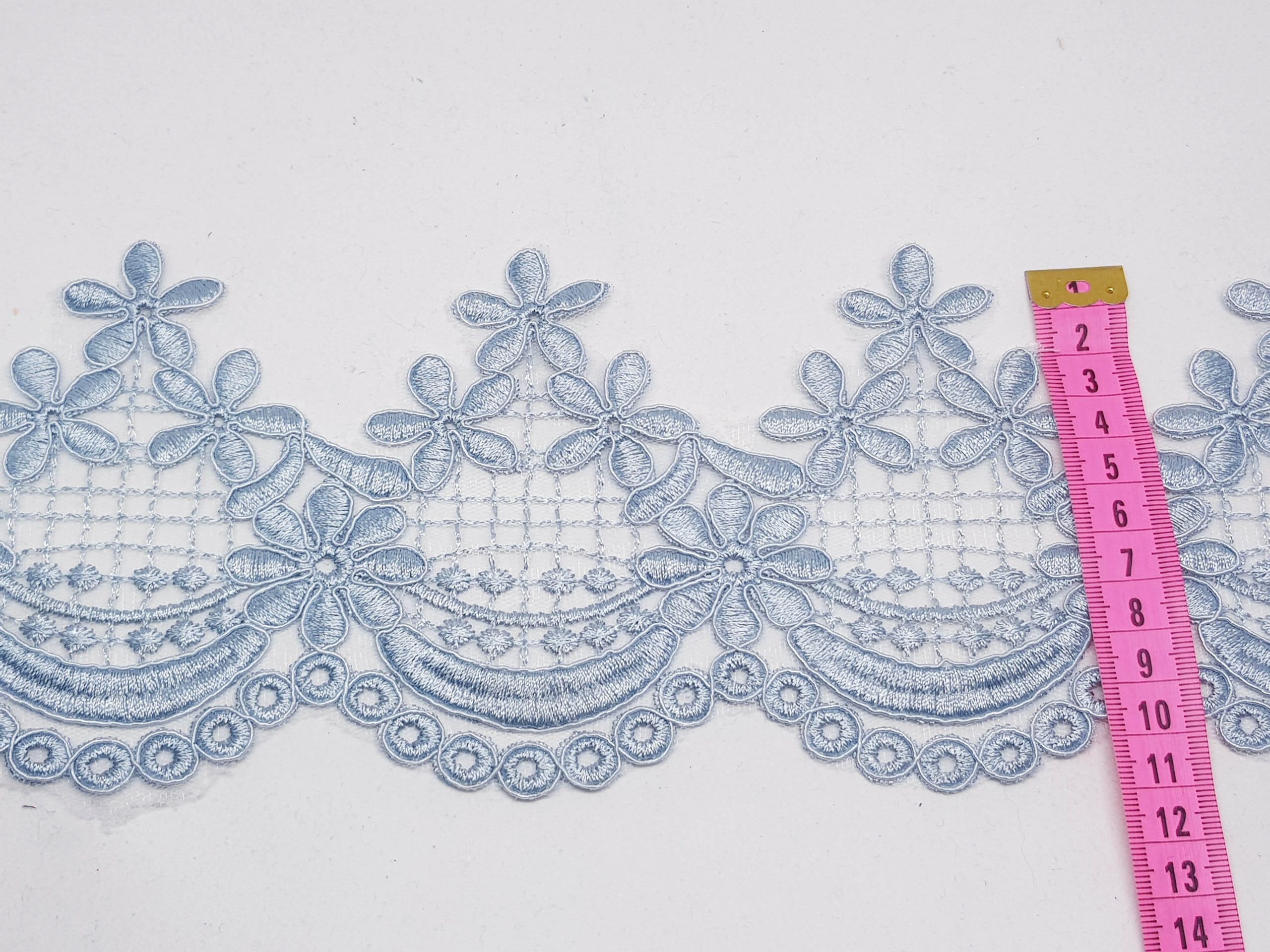 Broderie bleu-gri  pe suport de tul