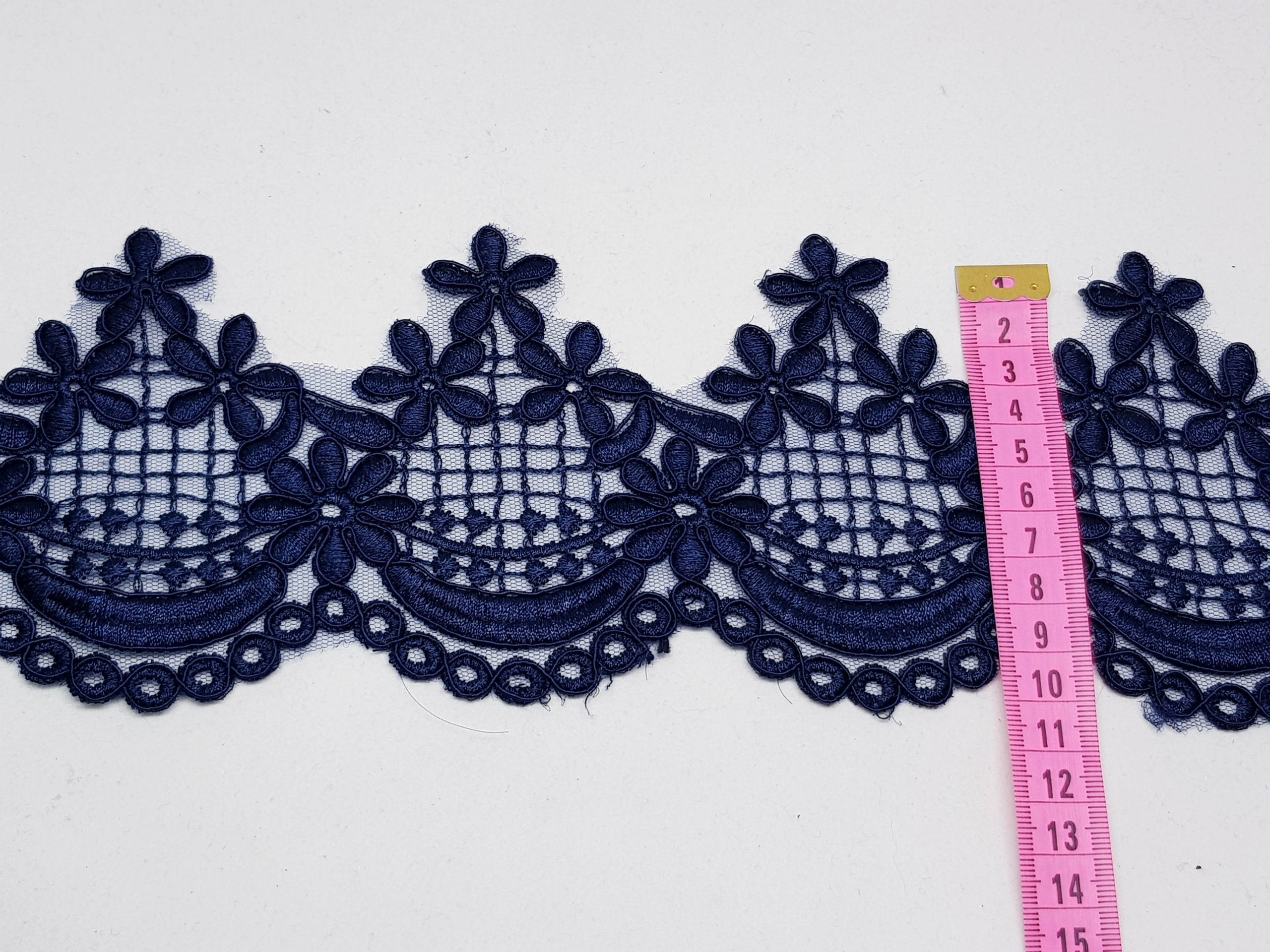 Broderie bleumarin  pe suport de tul