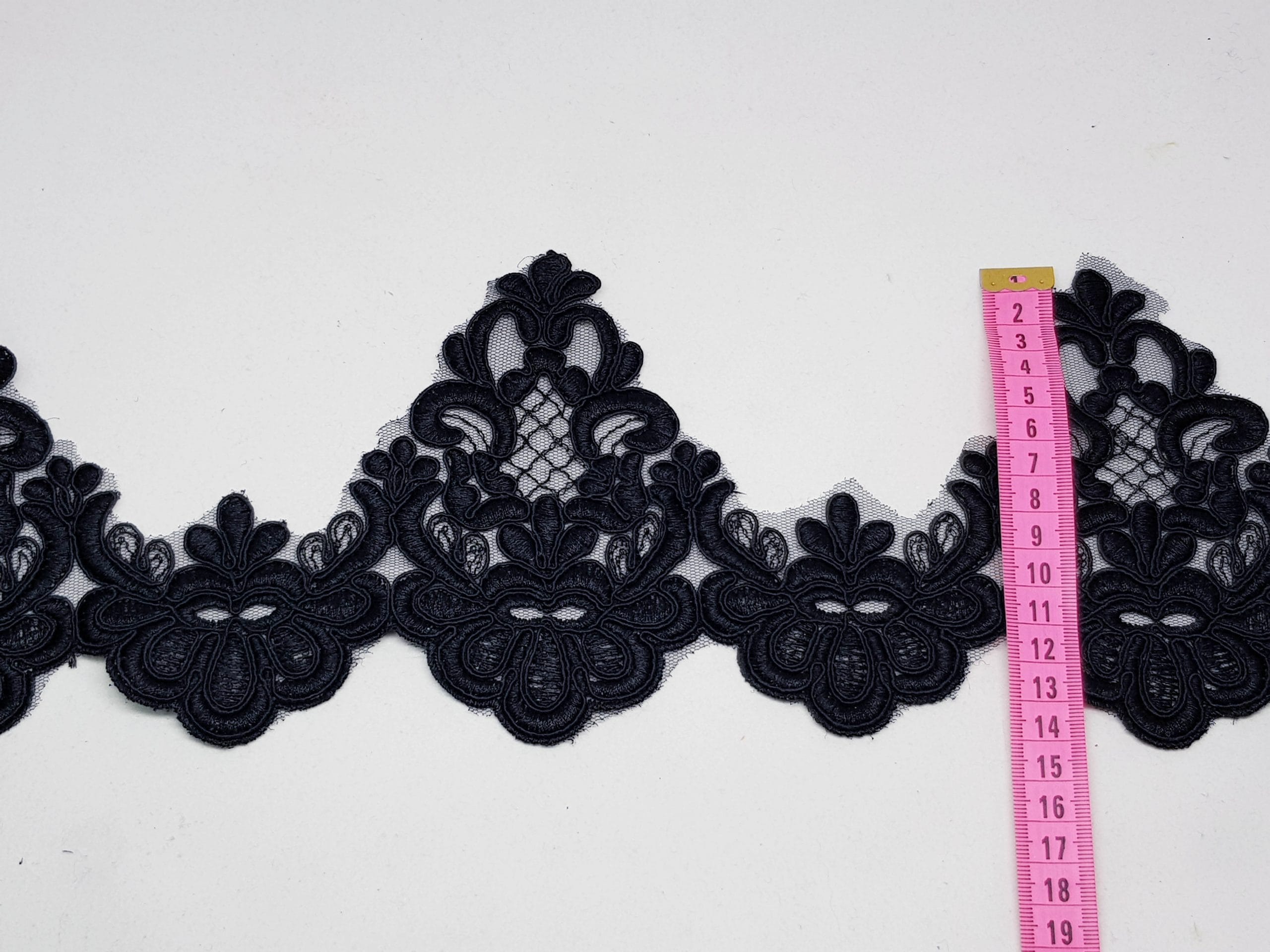 Broderie neagra  pe suport de tul