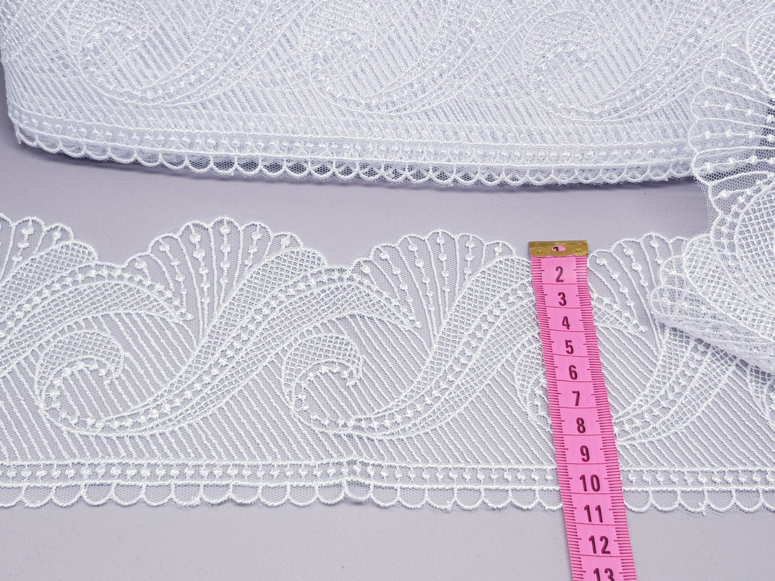 Broderie alba model ondulat