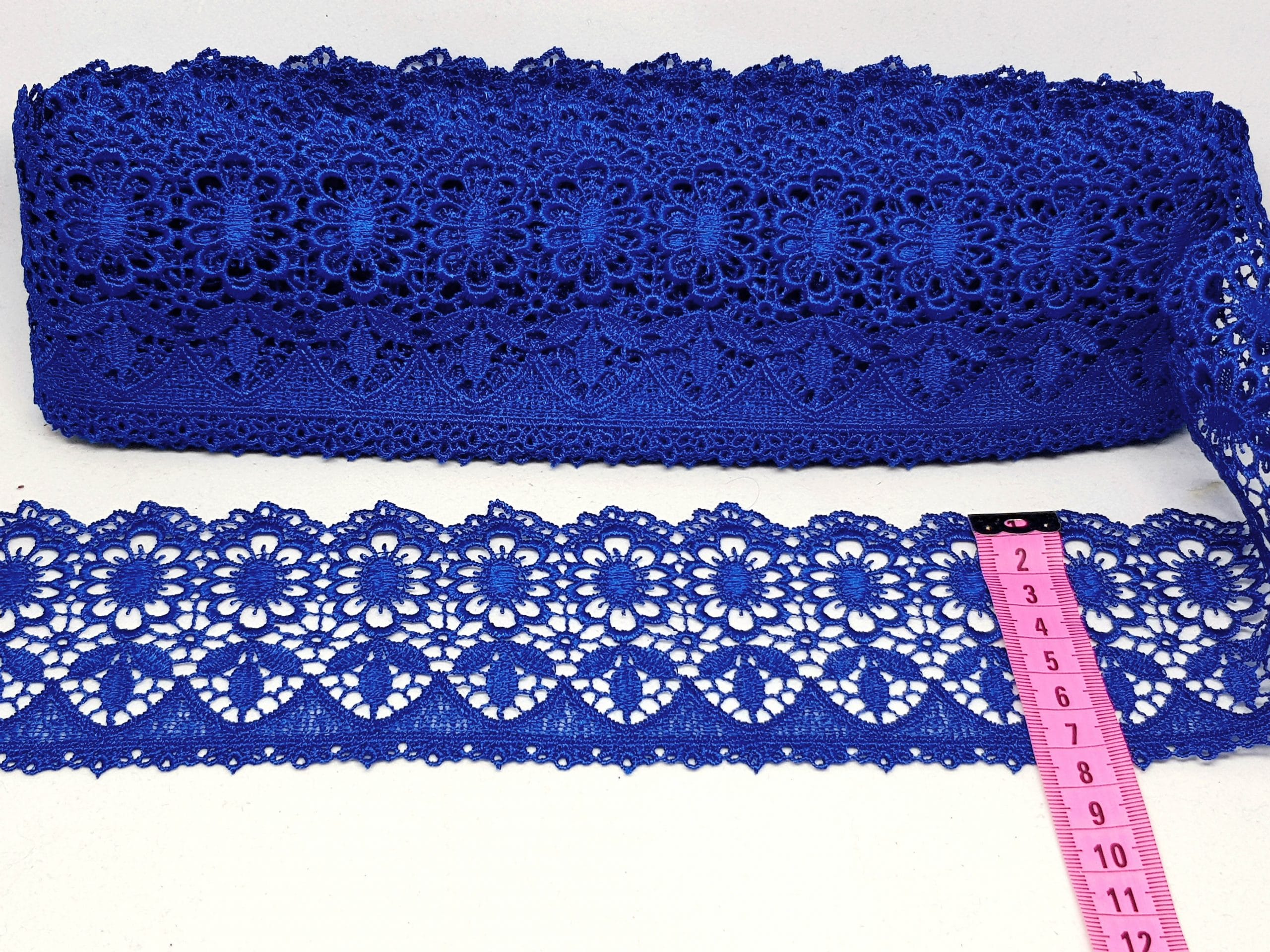 Broderie albastra model floral din fir de matase