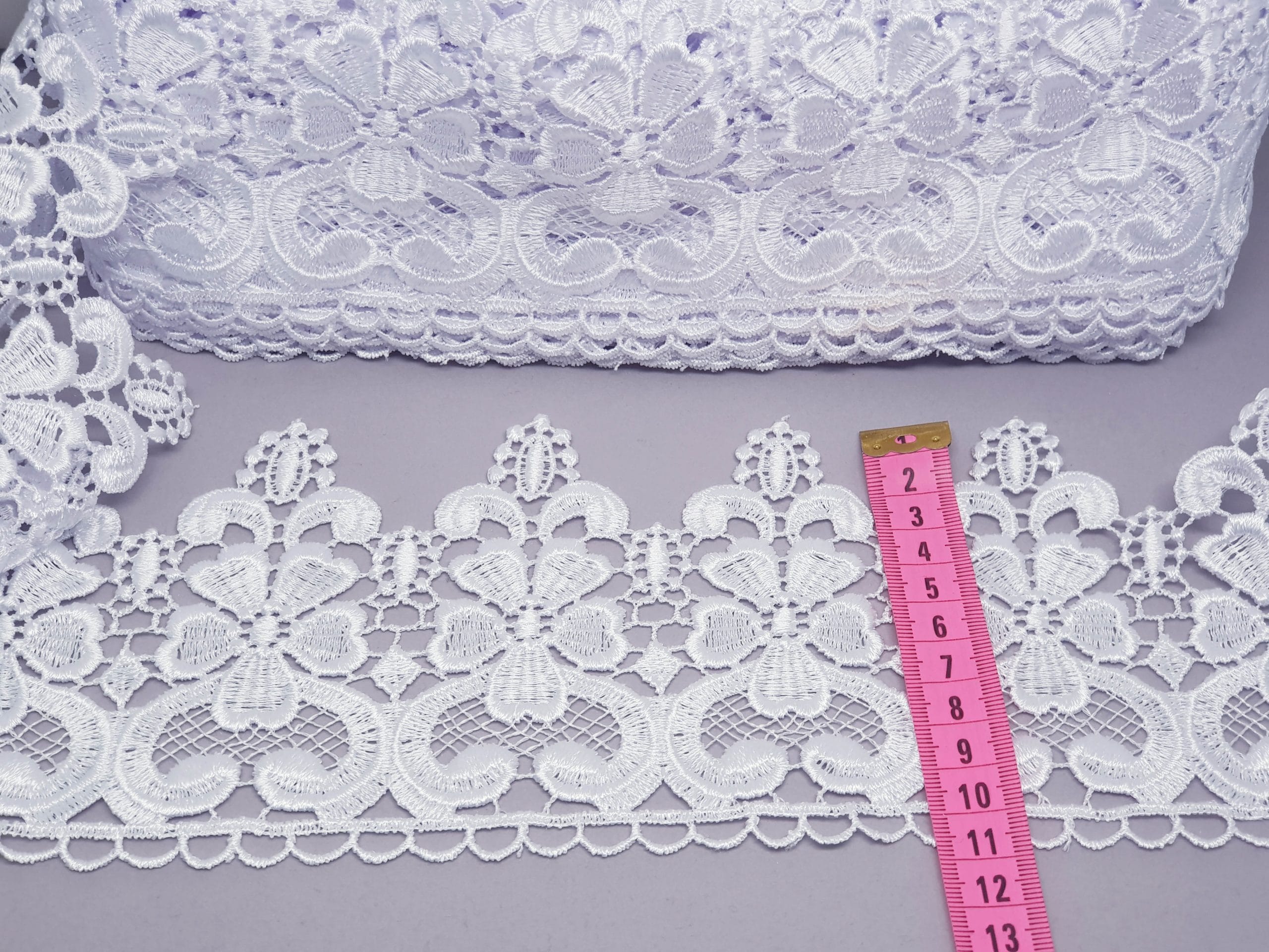 Broderie alba model floral din fir de matase