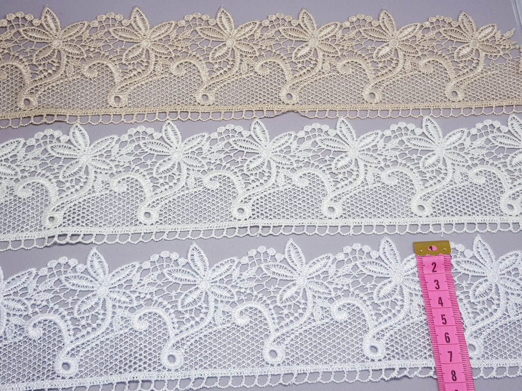 Broderie alba, crem si bej model floral din fir de matase