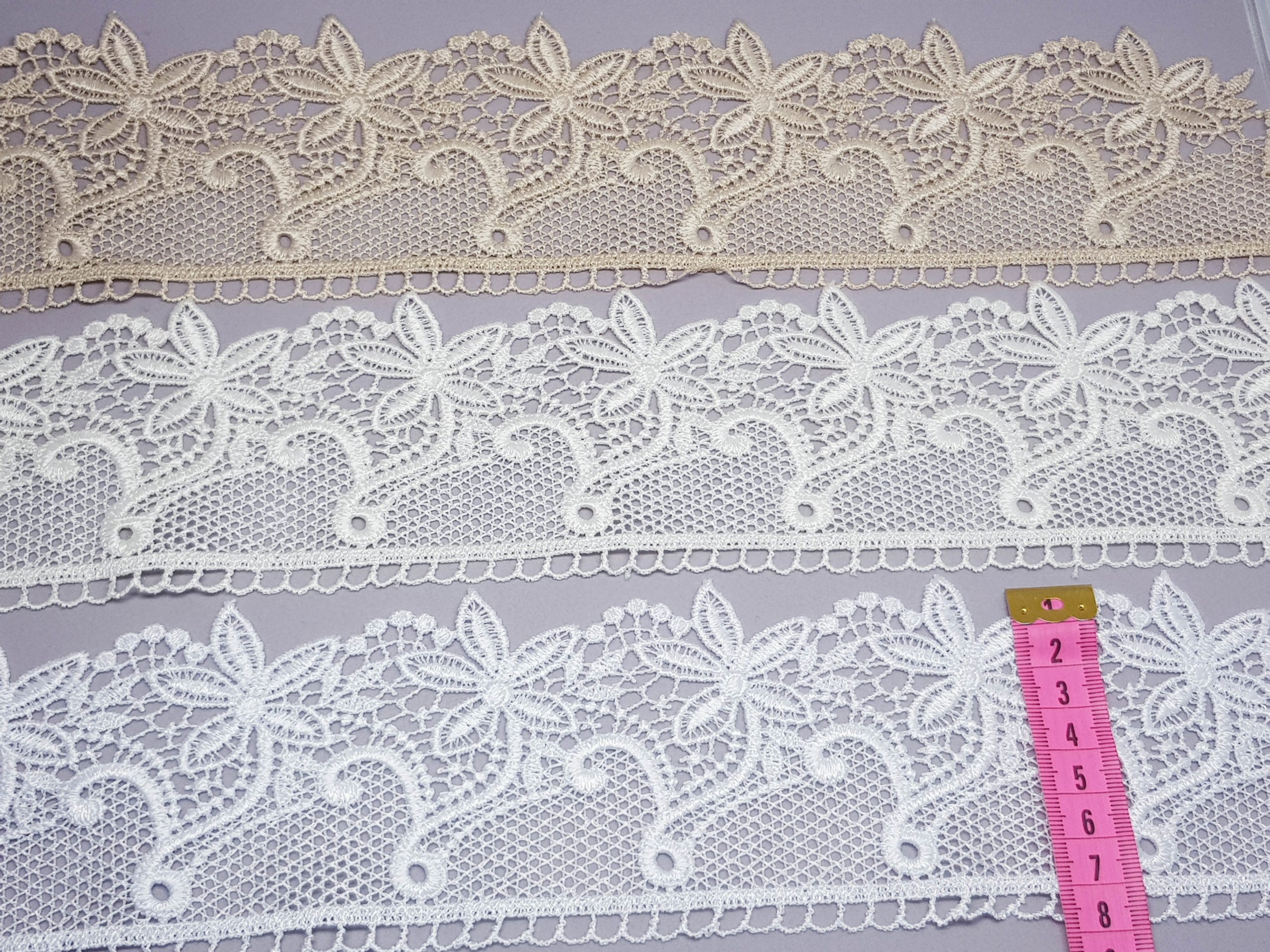 Broderie alba, crem si bej model floral din fir de matase