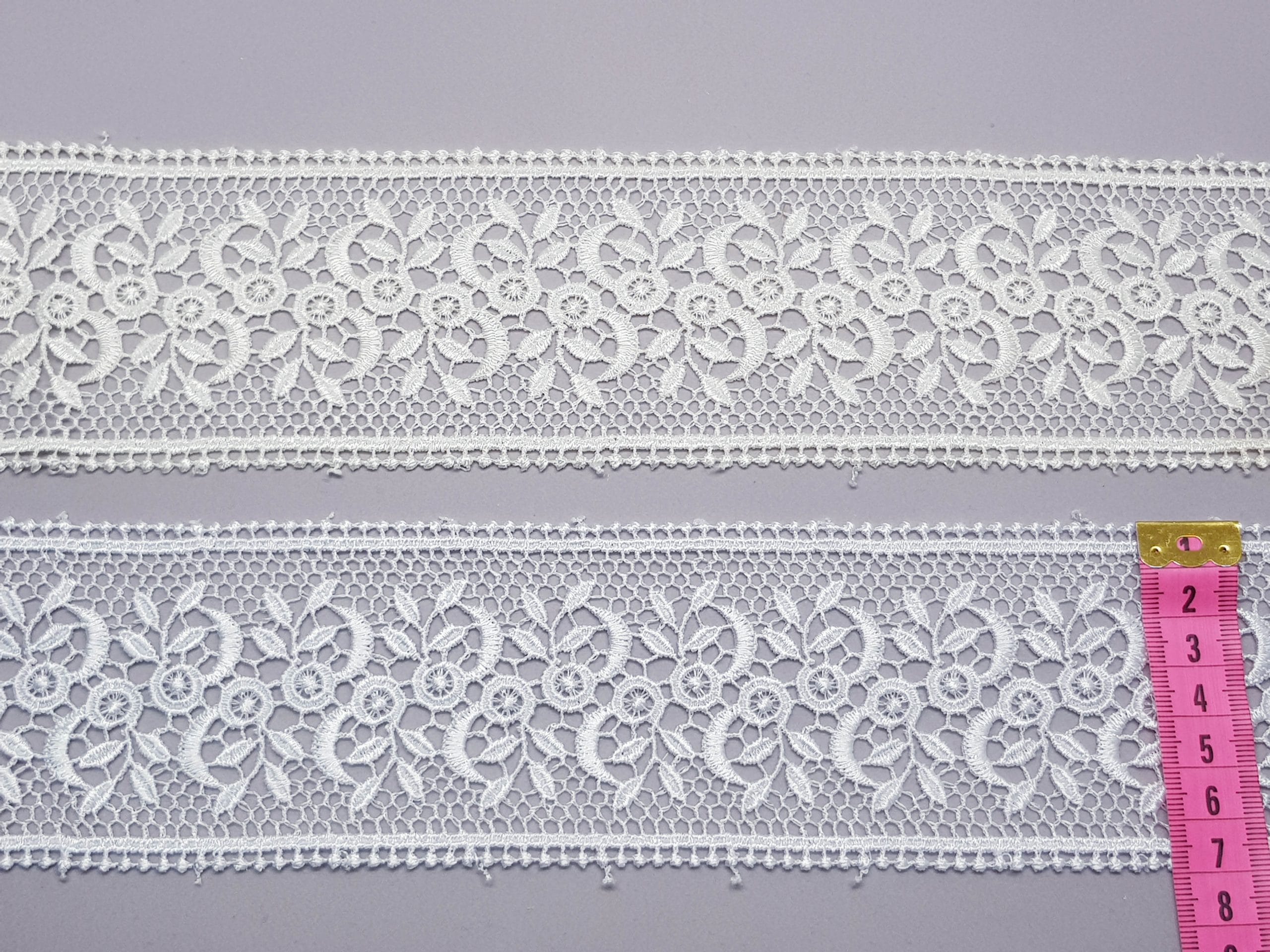 Broderie alba, crem si bej model floral din fir de matase