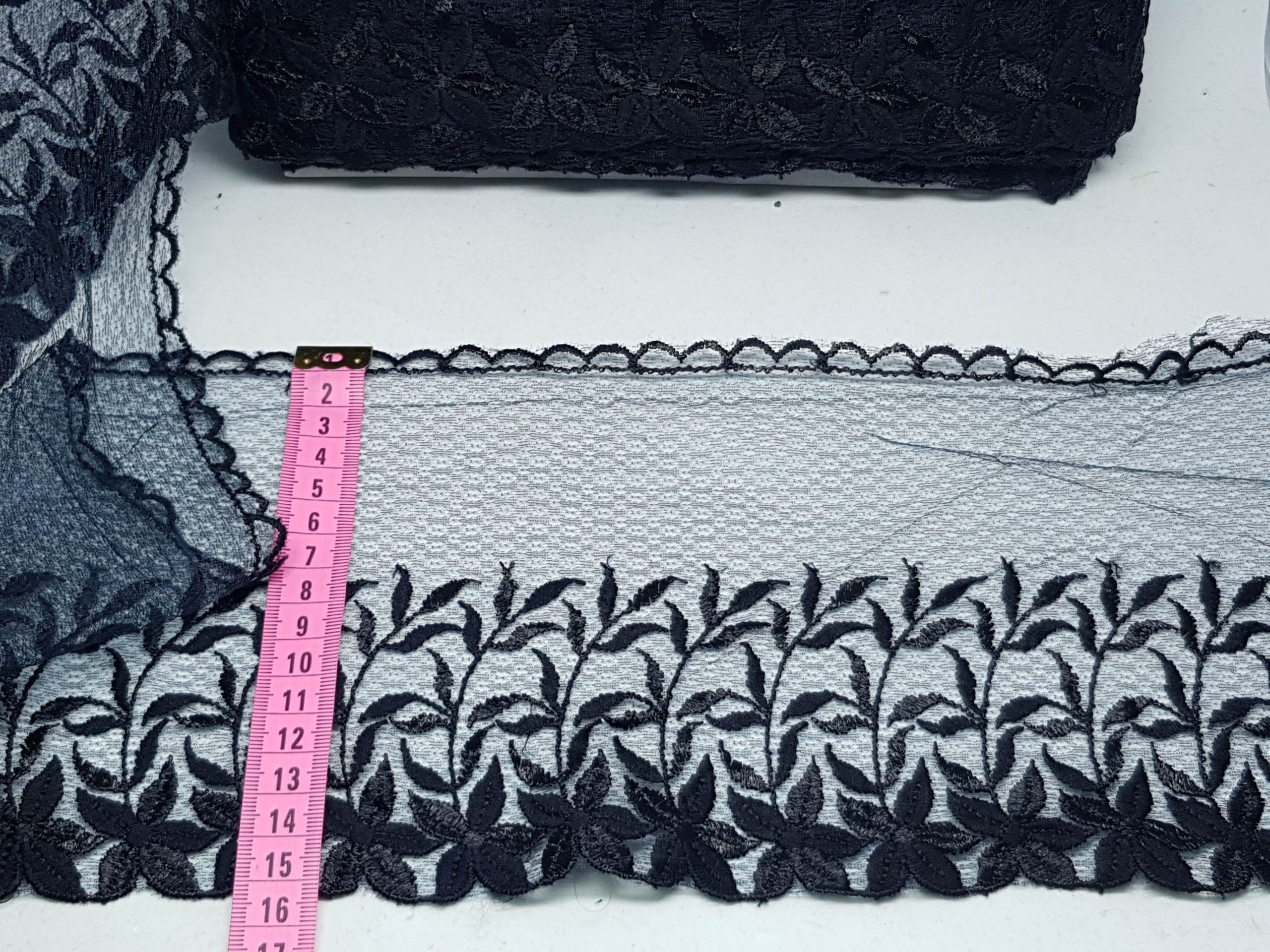 Broderie neagra cu bordura florala