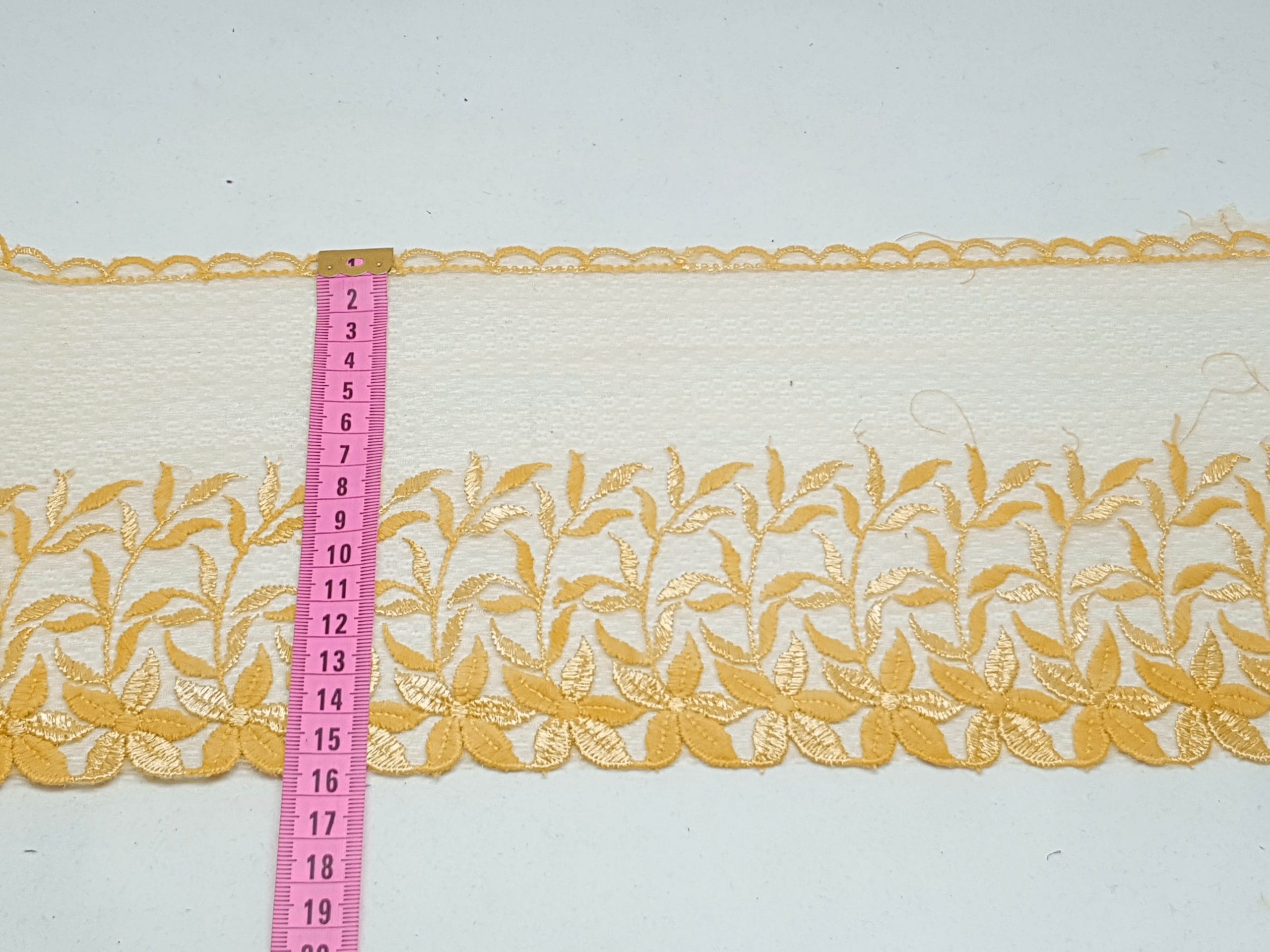 Broderie galben cu bordura florala