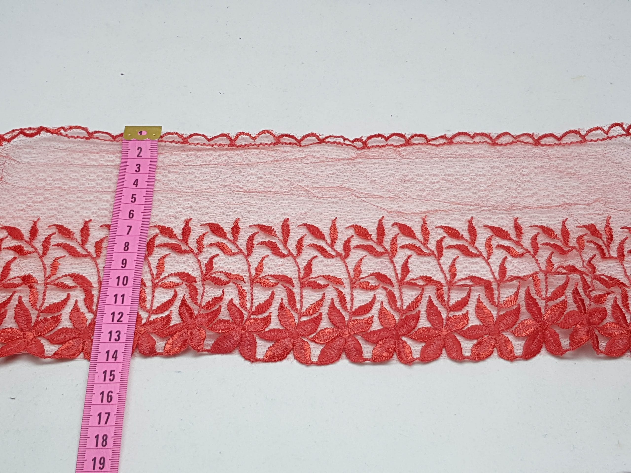 Broderie rosie cu bordura florala