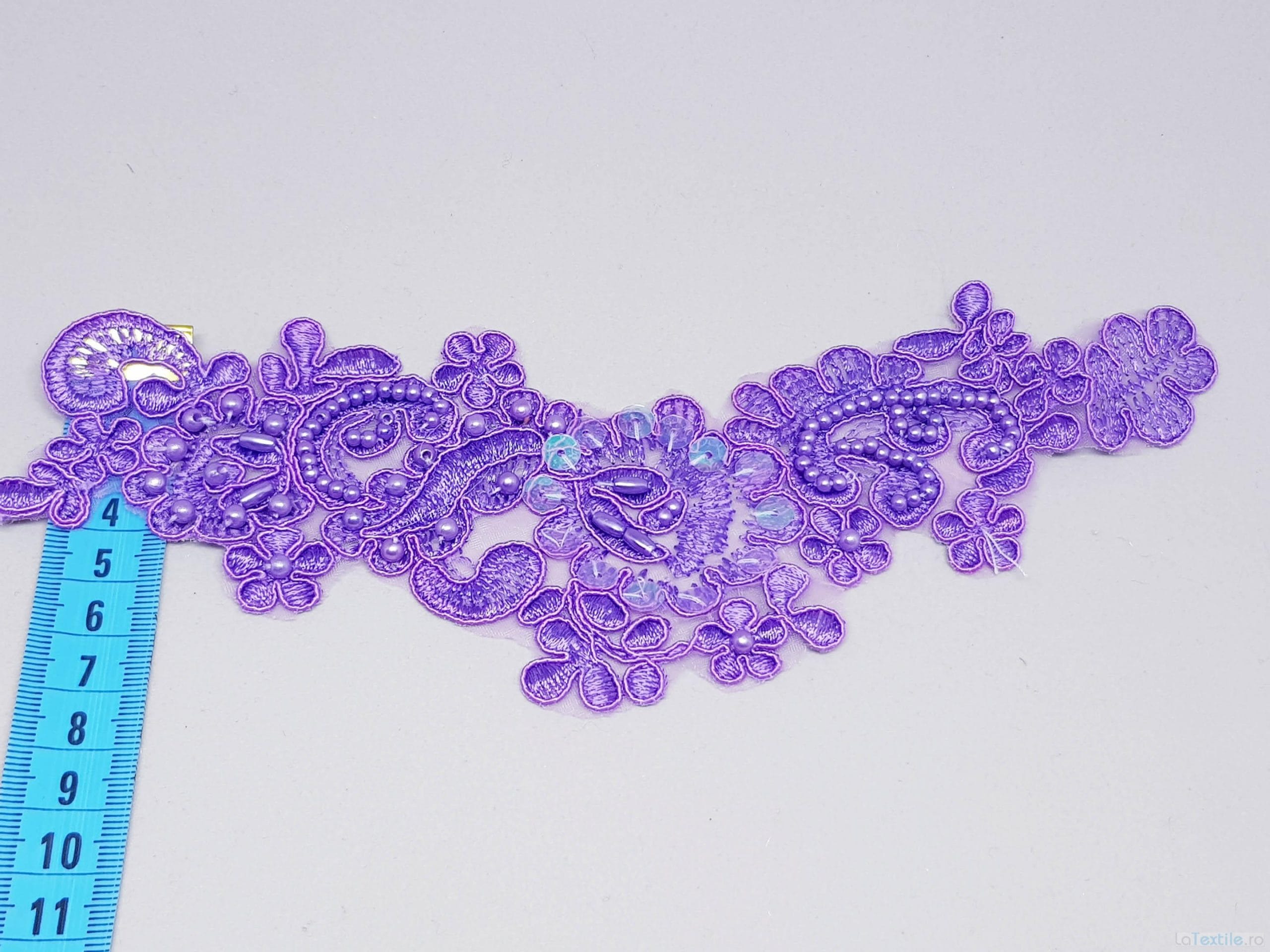 Aplicatie broderie mov cu margele