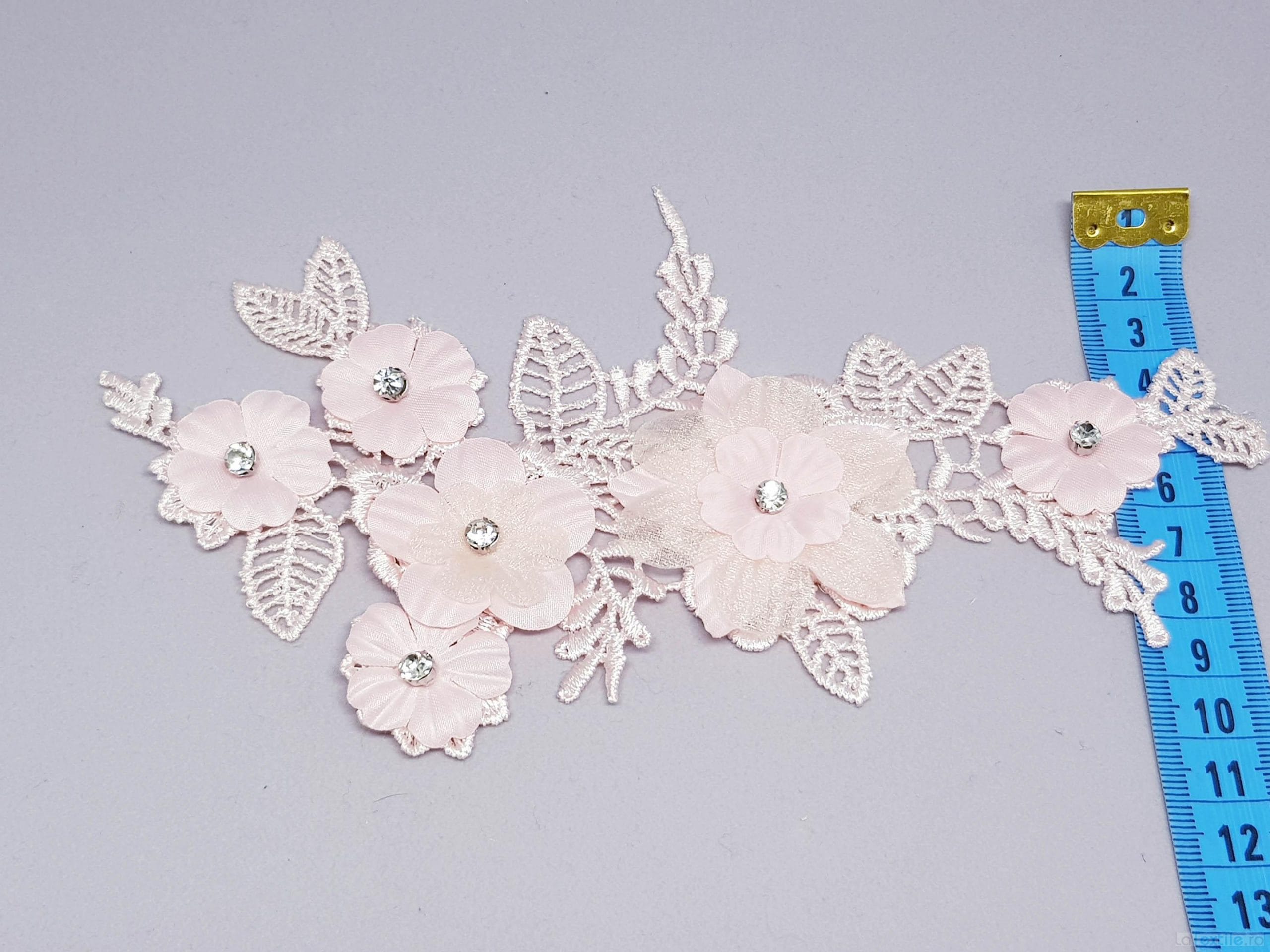 Aplicatie danteluta roz flori 3d si strasuri
