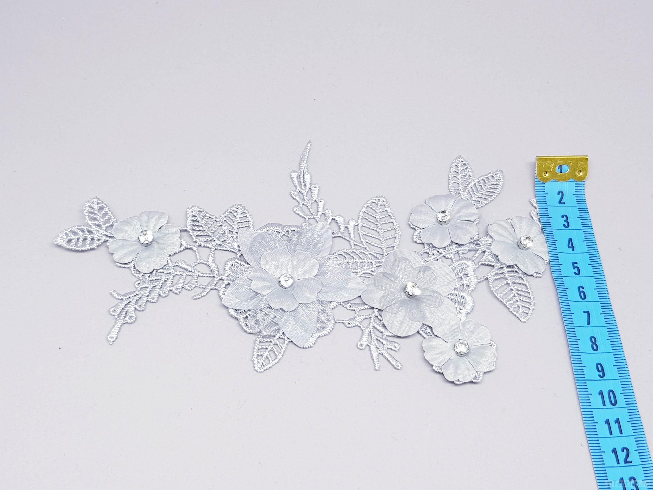 Aplicatie danteluta gri flori 3d si strasuri