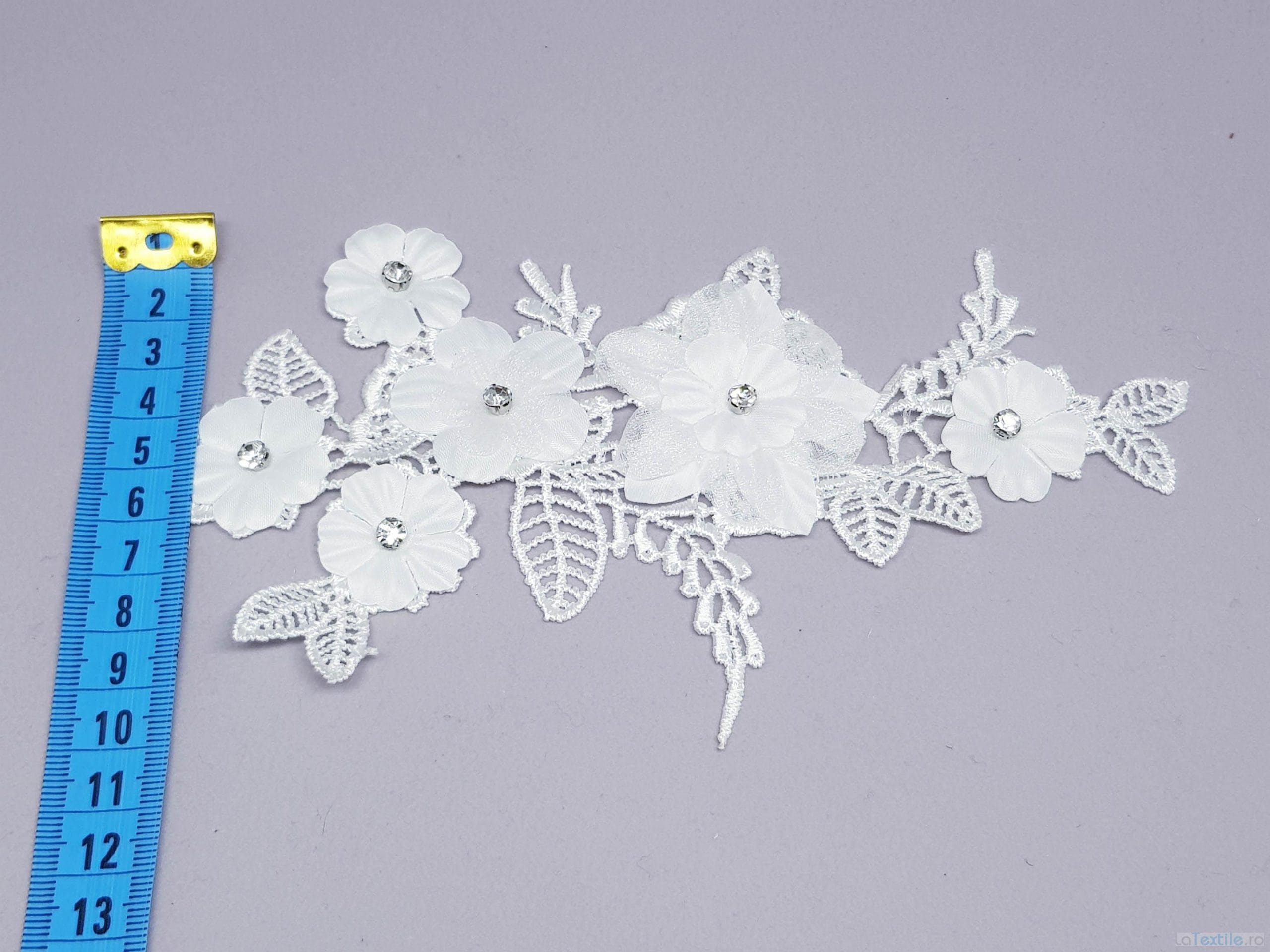 Aplicatie danteluta alba flori 3d si strasuri