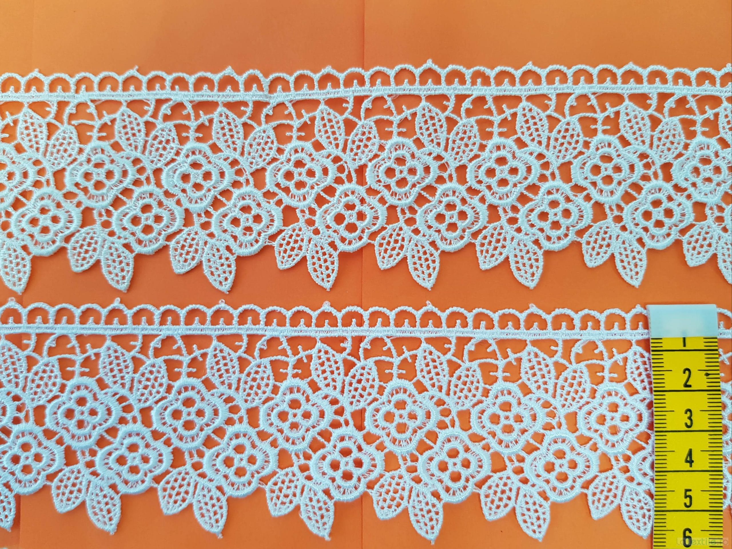 broderie alba si crem model floral