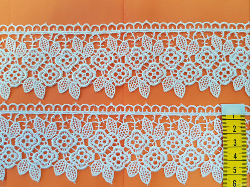 broderie alba si crem model floral