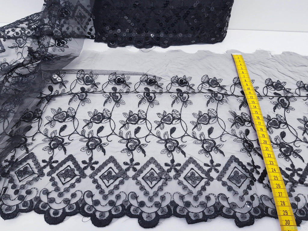Dantela neagra pe suport de tul cu aplicatii paiete negre